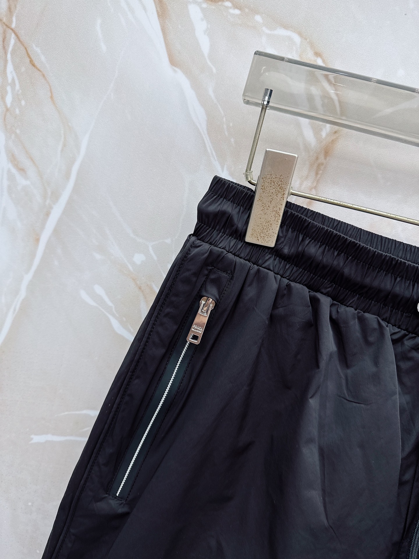 Prada 普拉达 26年夏季新款短裤定制进口速干面料舒适柔软透气性好！裤腿拼接透气孔设计，集休闲时尚为