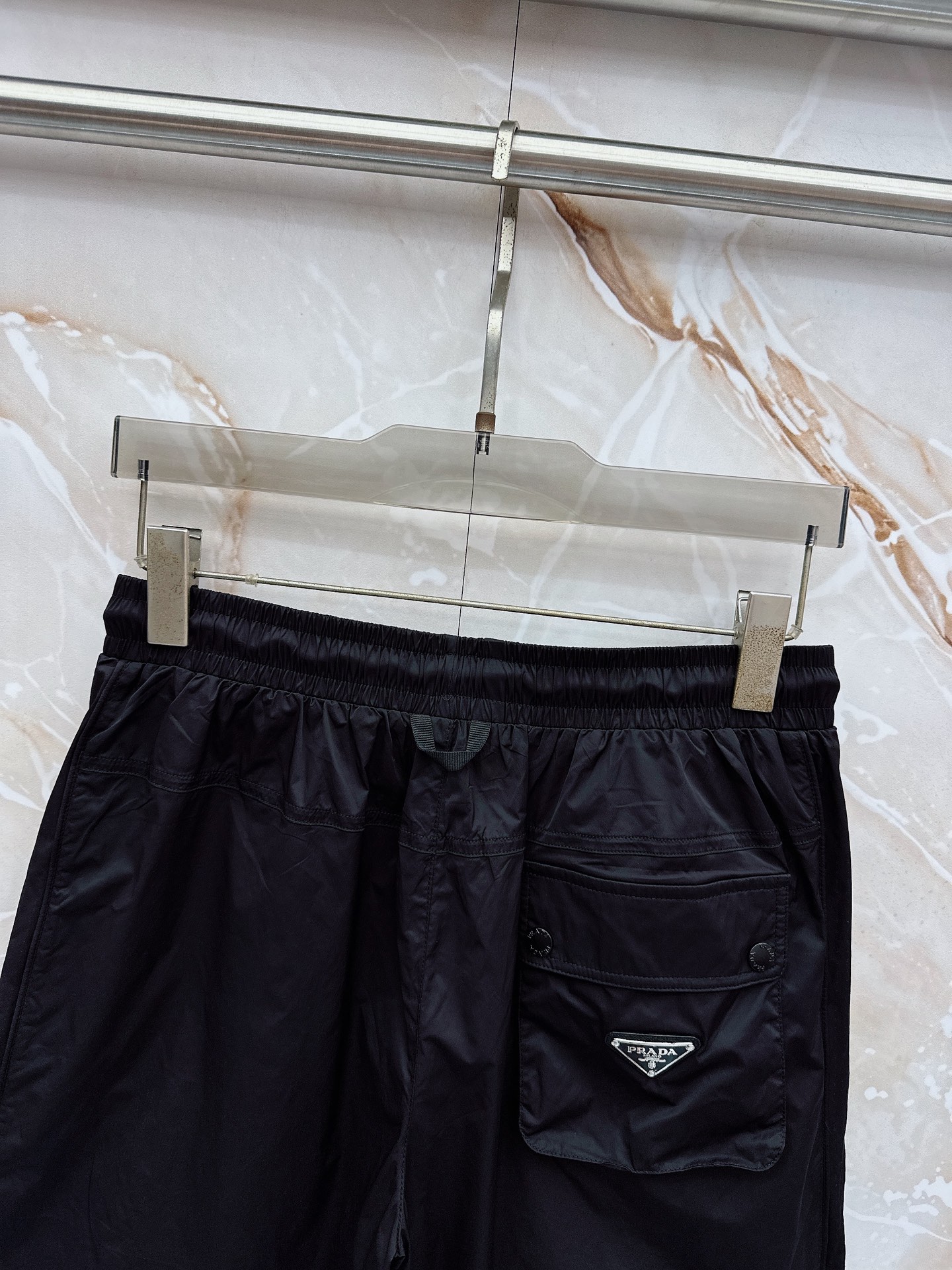 Prada 普拉达 26年夏季新款短裤定制进口速干面料舒适柔软透气性好！裤腿拼接透气孔设计，集休闲时尚为