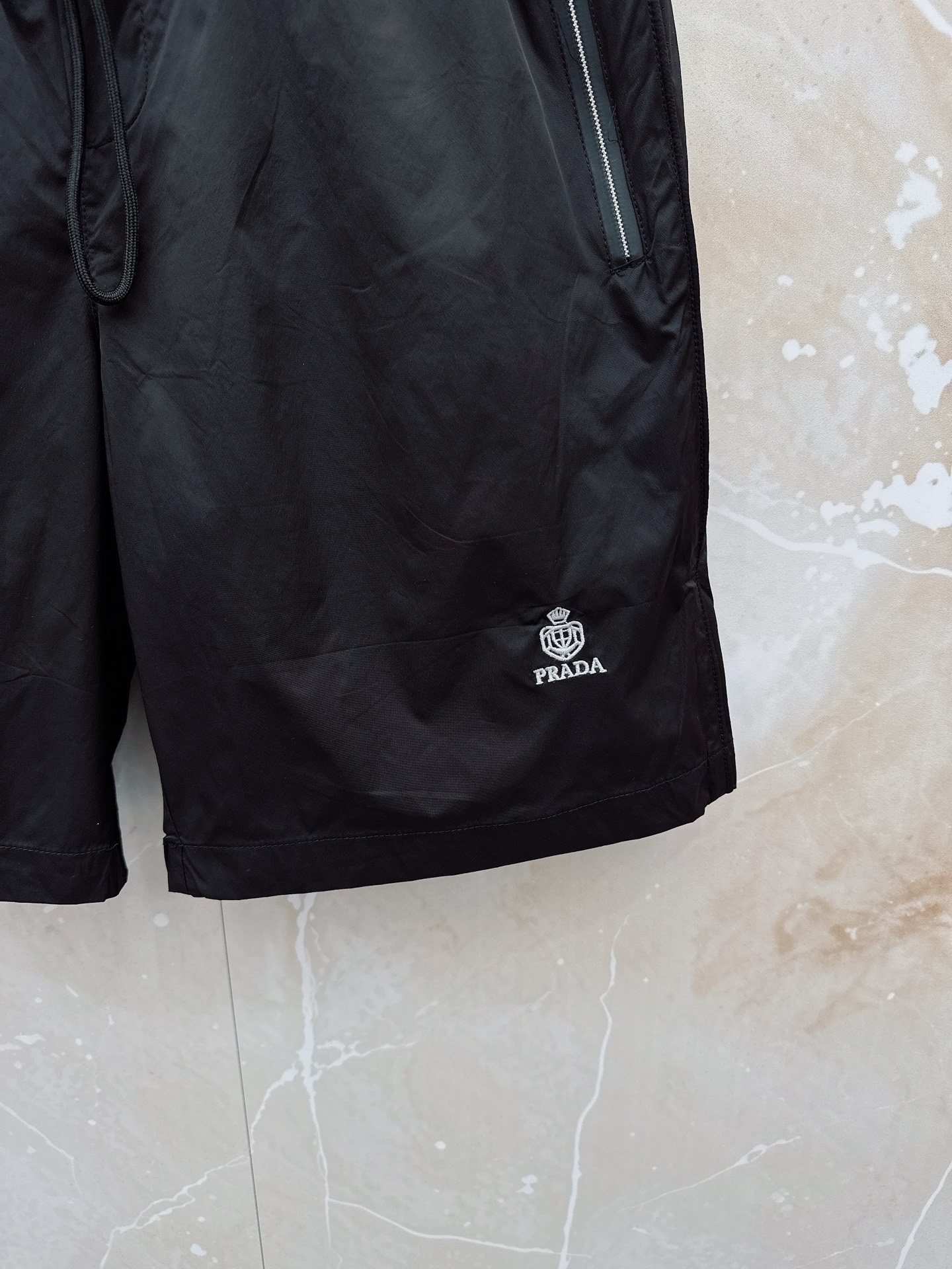 Prada 普拉达 26年夏季新款短裤定制进口速干面料舒适柔软透气性好！裤腿拼接透气孔设计，集休闲时尚为