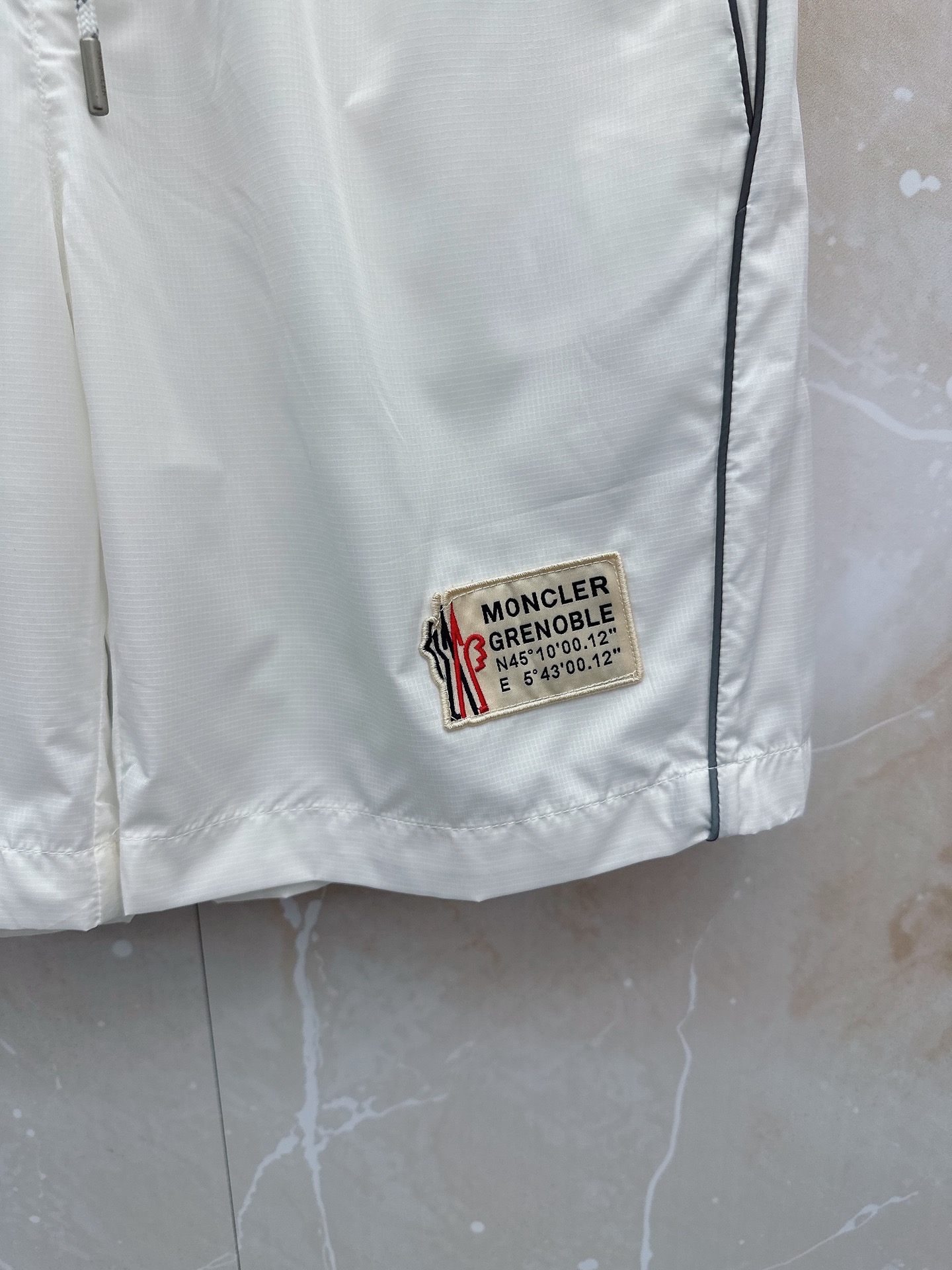 Moncler蒙口 26年夏季新款短裤定制进口速干面料舒适柔软透气性好！裤腿拼接透气孔设计，集休闲时尚为