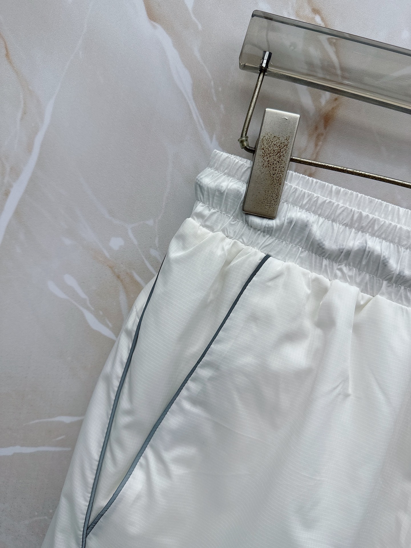 Moncler蒙口 26年夏季新款短裤定制进口速干面料舒适柔软透气性好！裤腿拼接透气孔设计，集休闲时尚为