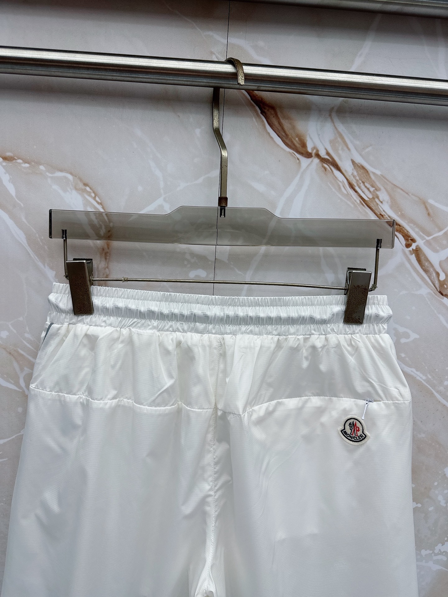 Moncler蒙口 26年夏季新款短裤定制进口速干面料舒适柔软透气性好！裤腿拼接透气孔设计，集休闲时尚为