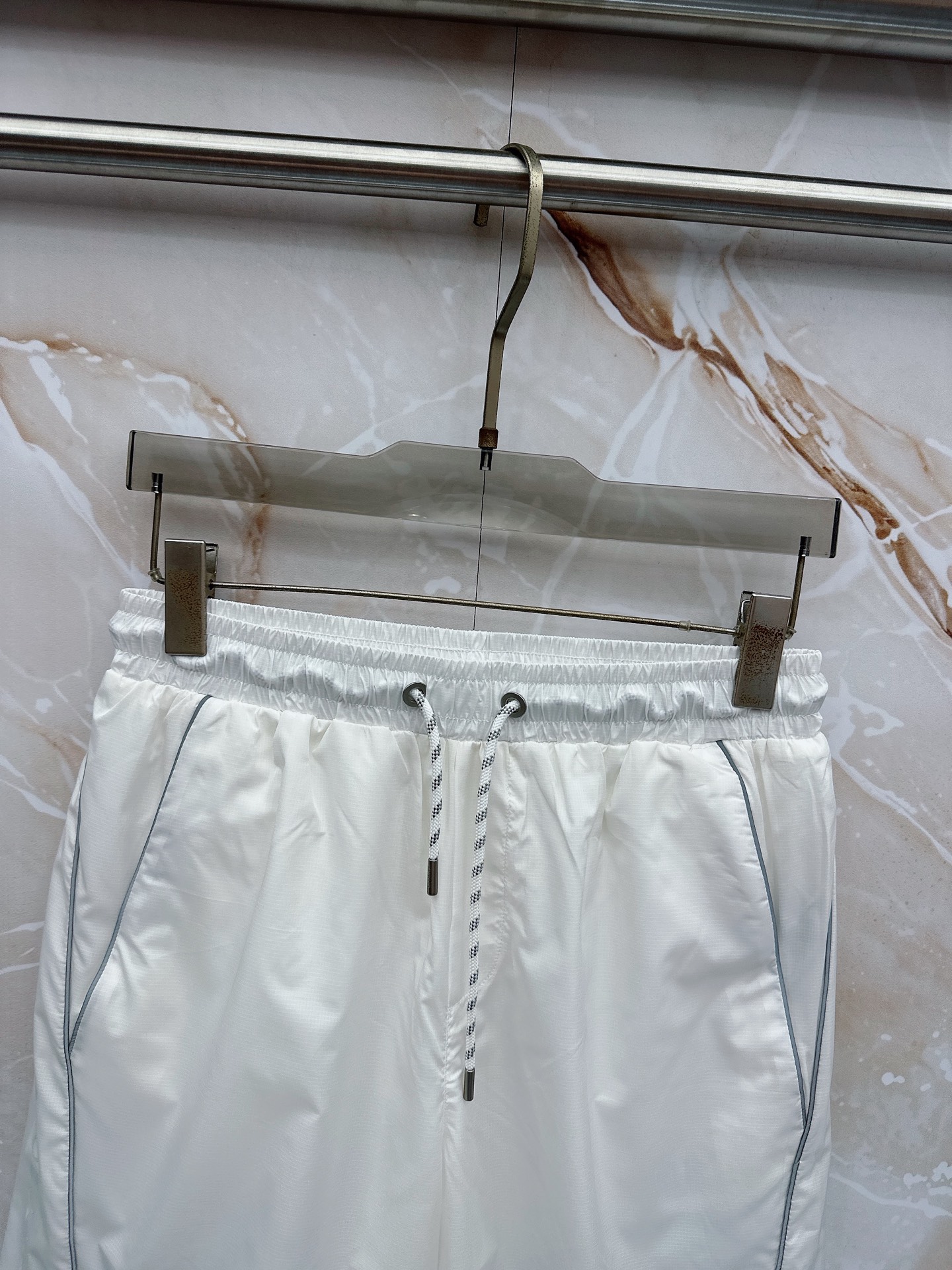 Moncler蒙口 26年夏季新款短裤定制进口速干面料舒适柔软透气性好！裤腿拼接透气孔设计，集休闲时尚为