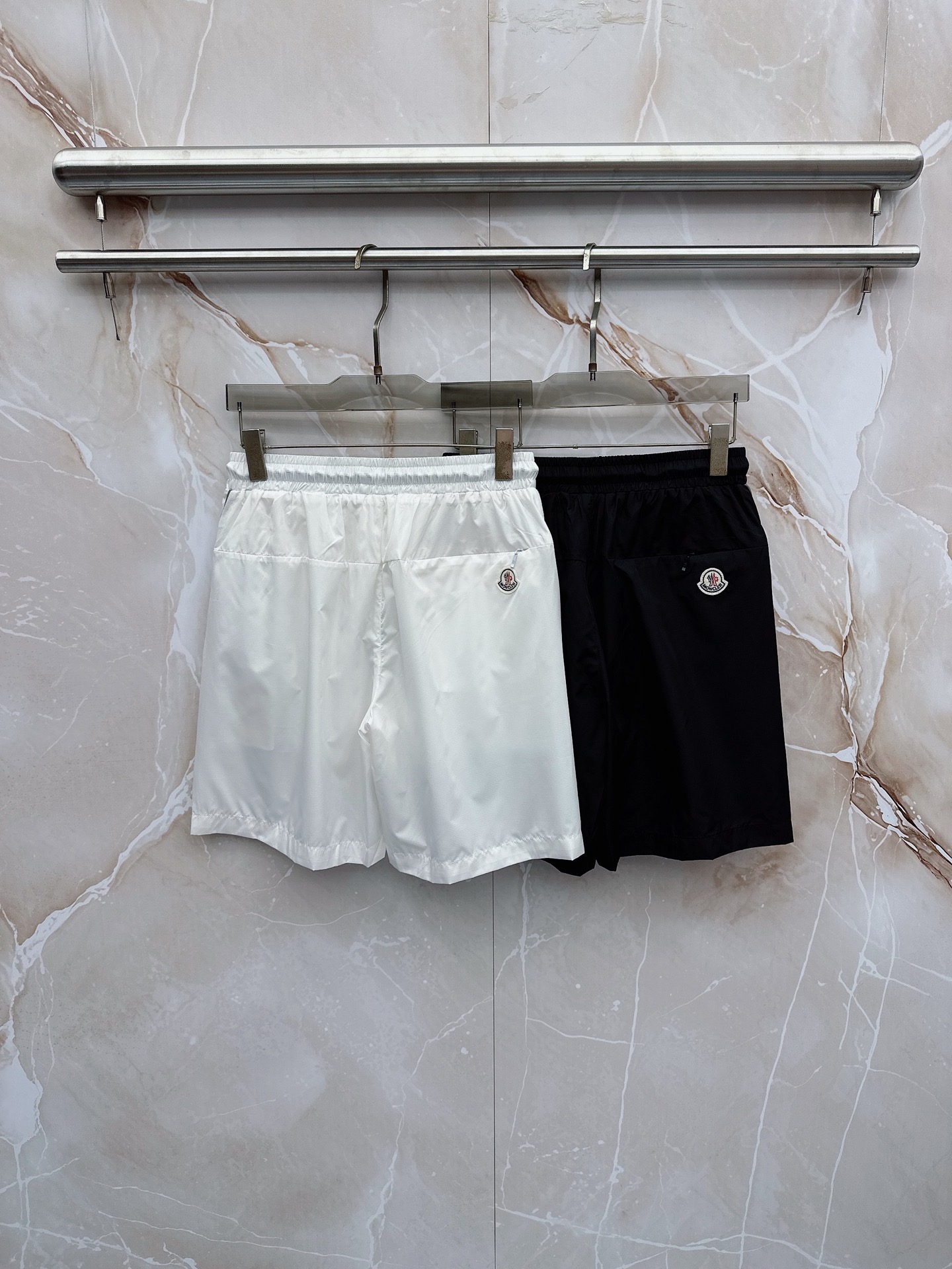 Moncler蒙口 26年夏季新款短裤定制进口速干面料舒适柔软透气性好！裤腿拼接透气孔设计，集休闲时尚为