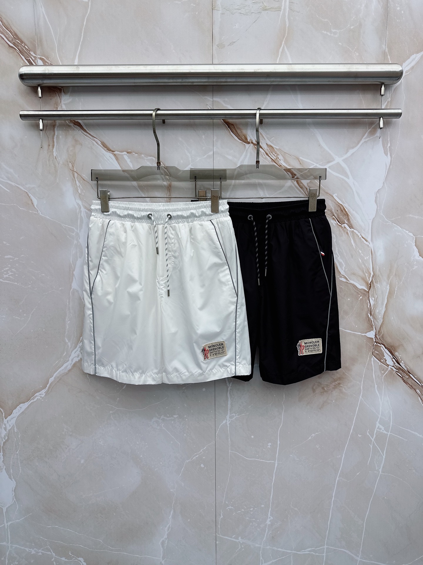 Moncler蒙口 26年夏季新款短裤定制进口速干面料舒适柔软透气性好！裤腿拼接透气孔设计，集休闲时尚为