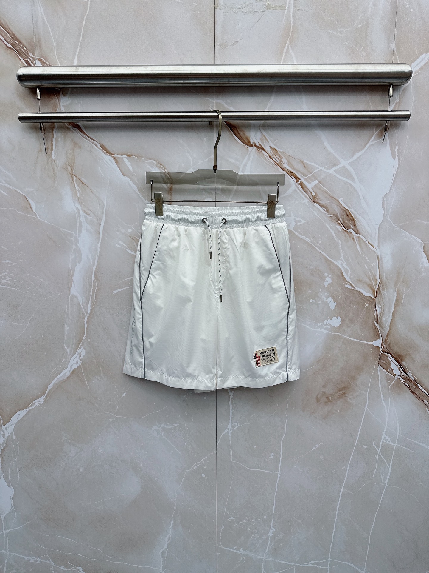 Moncler蒙口 26年夏季新款短裤定制进口速干面料舒适柔软透气性好！裤腿拼接透气孔设计，集休闲时尚为