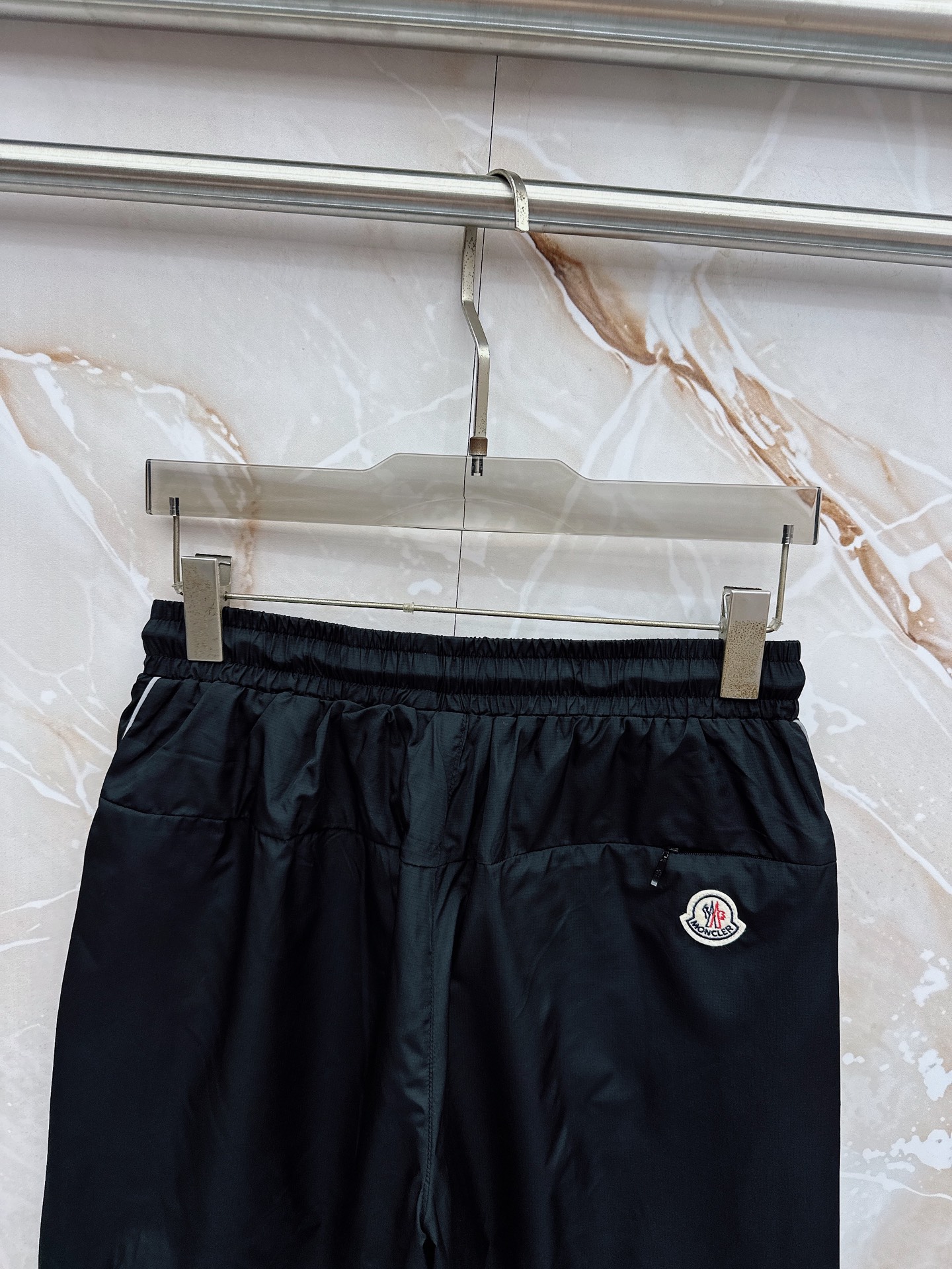 Moncler蒙口 26年夏季新款短裤定制进口速干面料舒适柔软透气性好！裤腿拼接透气孔设计，集休闲时尚为