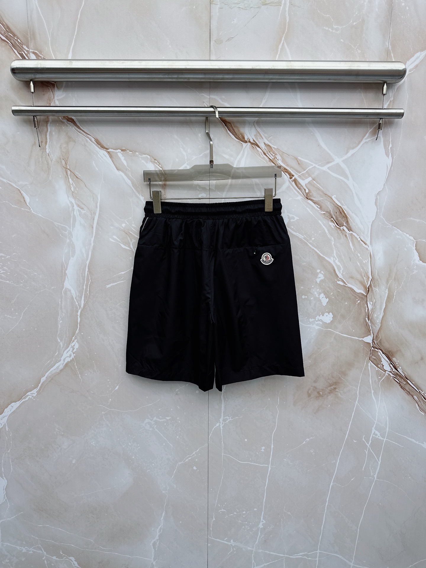 Moncler蒙口 26年夏季新款短裤定制进口速干面料舒适柔软透气性好！裤腿拼接透气孔设计，集休闲时尚为