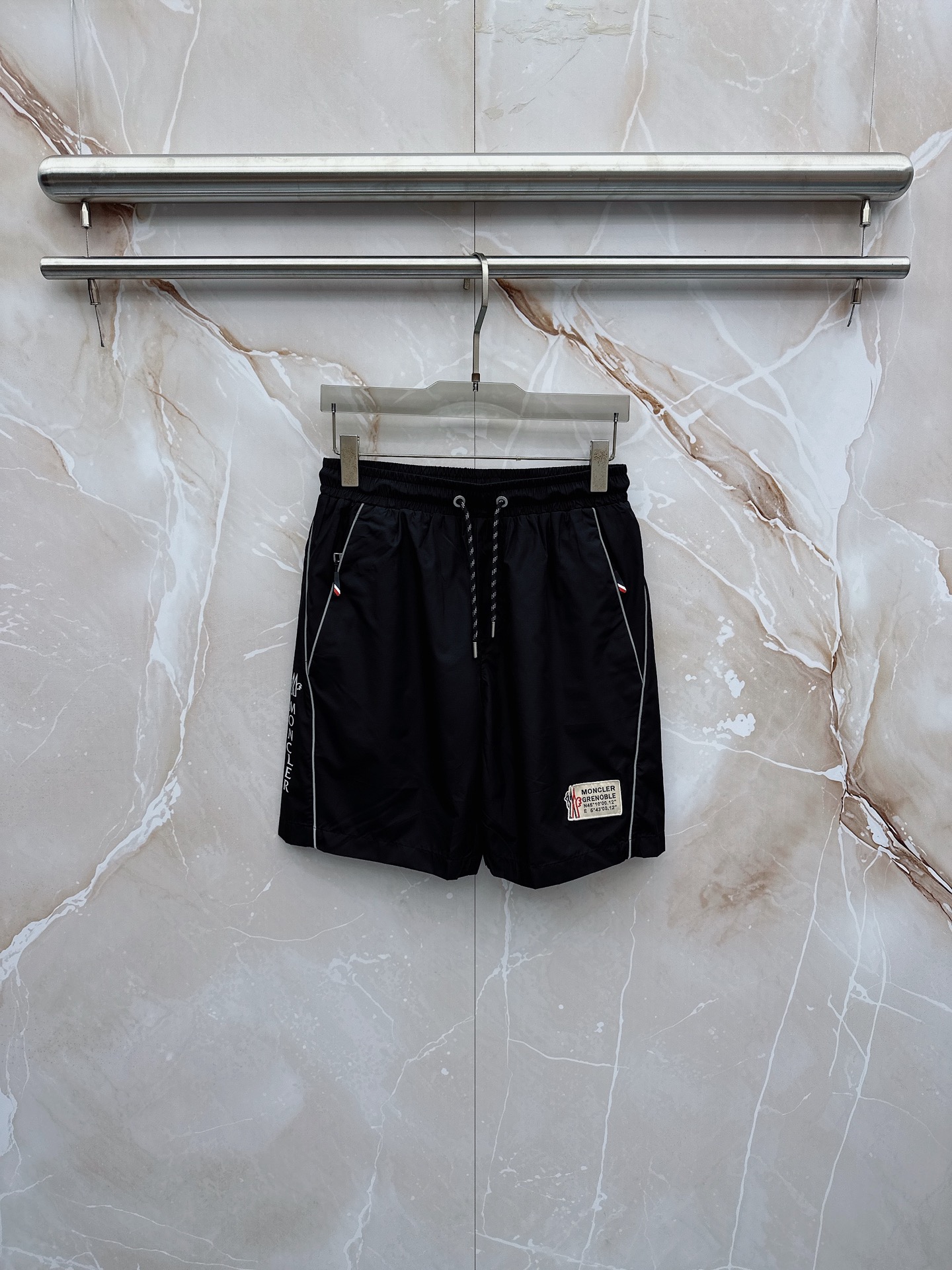 Moncler蒙口 26年夏季新款短裤定制进口速干面料舒适柔软透气性好！裤腿拼接透气孔设计，集休闲时尚为