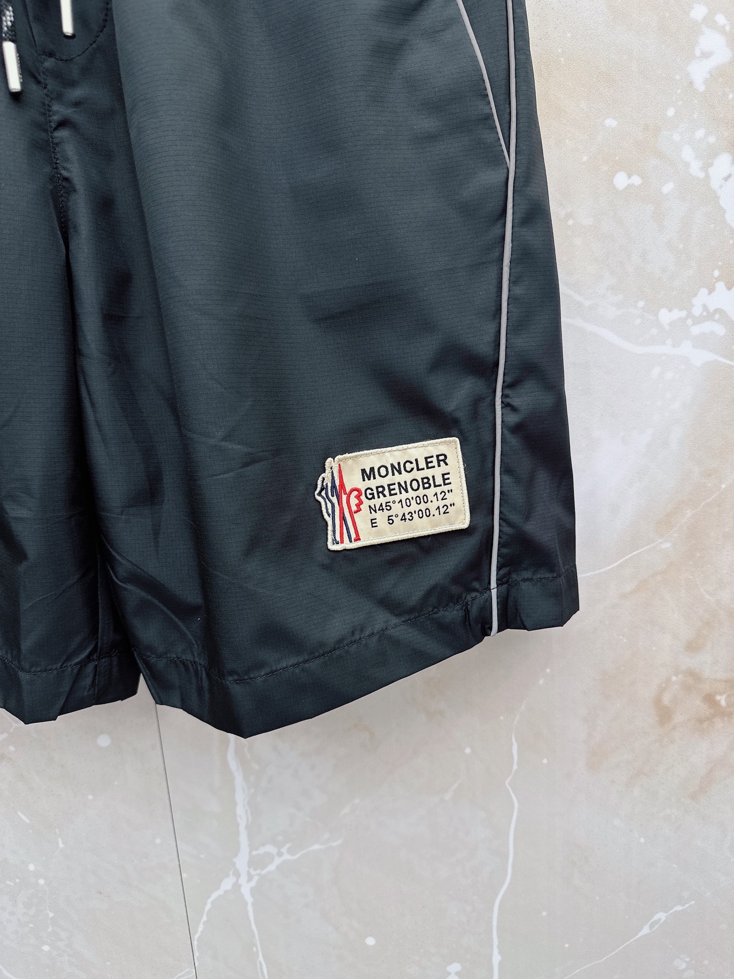 Moncler蒙口 26年夏季新款短裤定制进口速干面料舒适柔软透气性好！裤腿拼接透气孔设计，集休闲时尚为