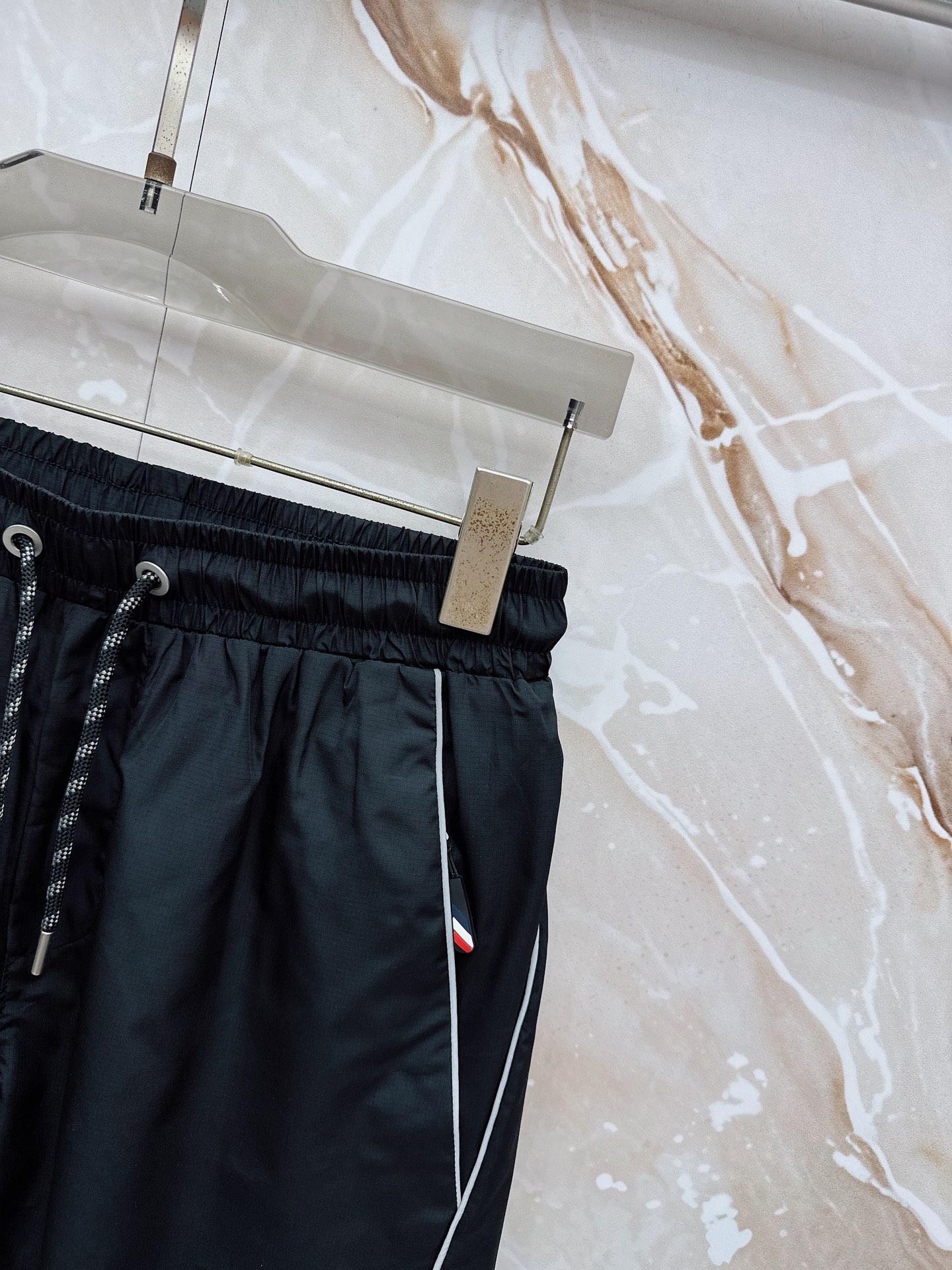 Moncler蒙口 26年夏季新款短裤定制进口速干面料舒适柔软透气性好！裤腿拼接透气孔设计，集休闲时尚为