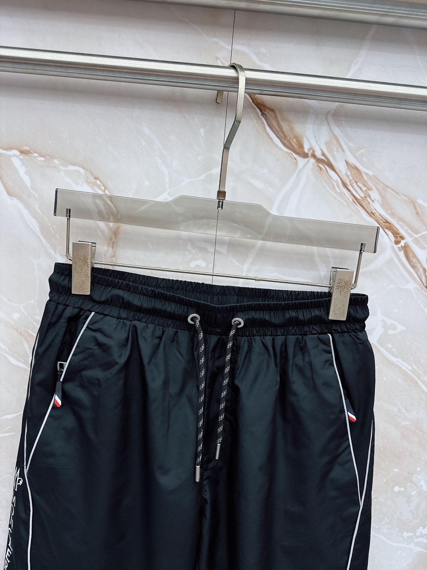 Moncler蒙口 26年夏季新款短裤定制进口速干面料舒适柔软透气性好！裤腿拼接透气孔设计，集休闲时尚为