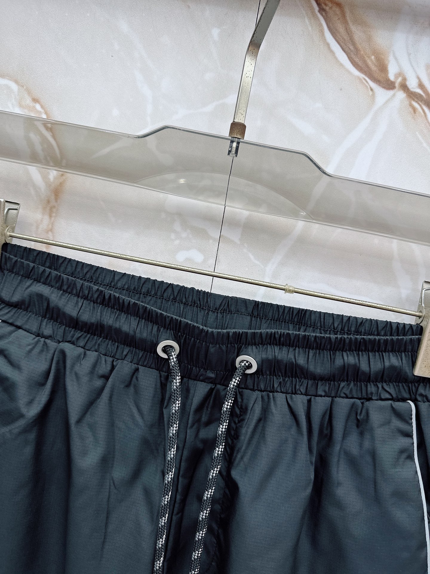 Moncler蒙口 26年夏季新款短裤定制进口速干面料舒适柔软透气性好！裤腿拼接透气孔设计，集休闲时尚为