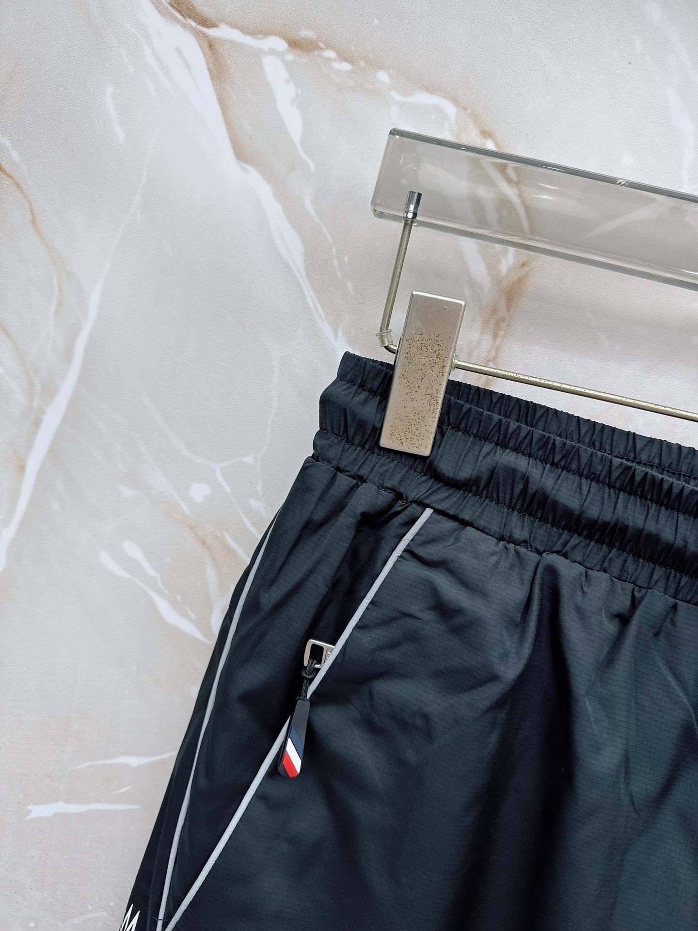 Moncler蒙口 26年夏季新款短裤定制进口速干面料舒适柔软透气性好！裤腿拼接透气孔设计，集休闲时尚为