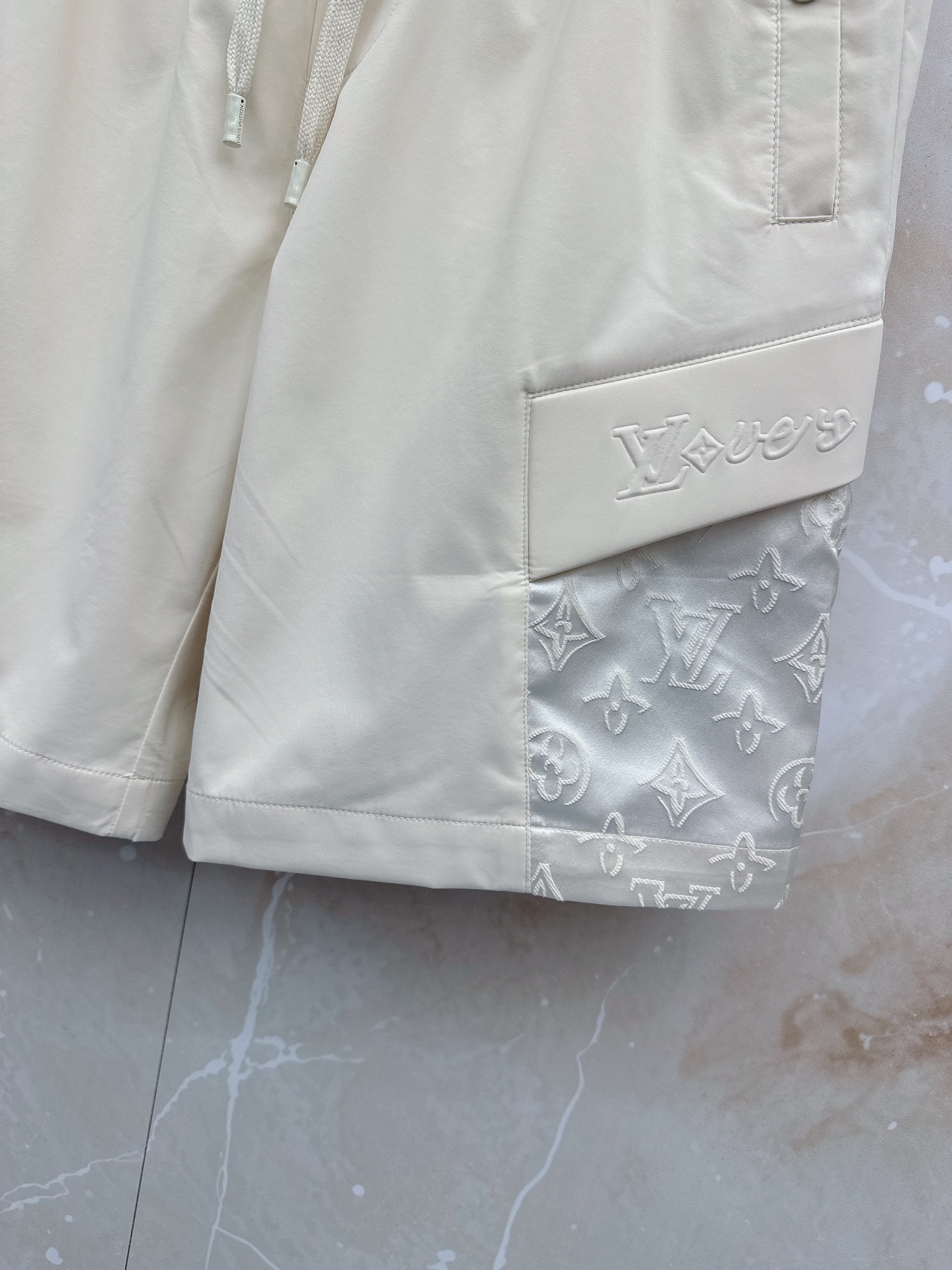 🔥🔥🔥2026夏季上新 Lv 26年夏季新款短裤定制进口速干面料舒适柔软透气性好！裤腿拼接透气孔设计，集