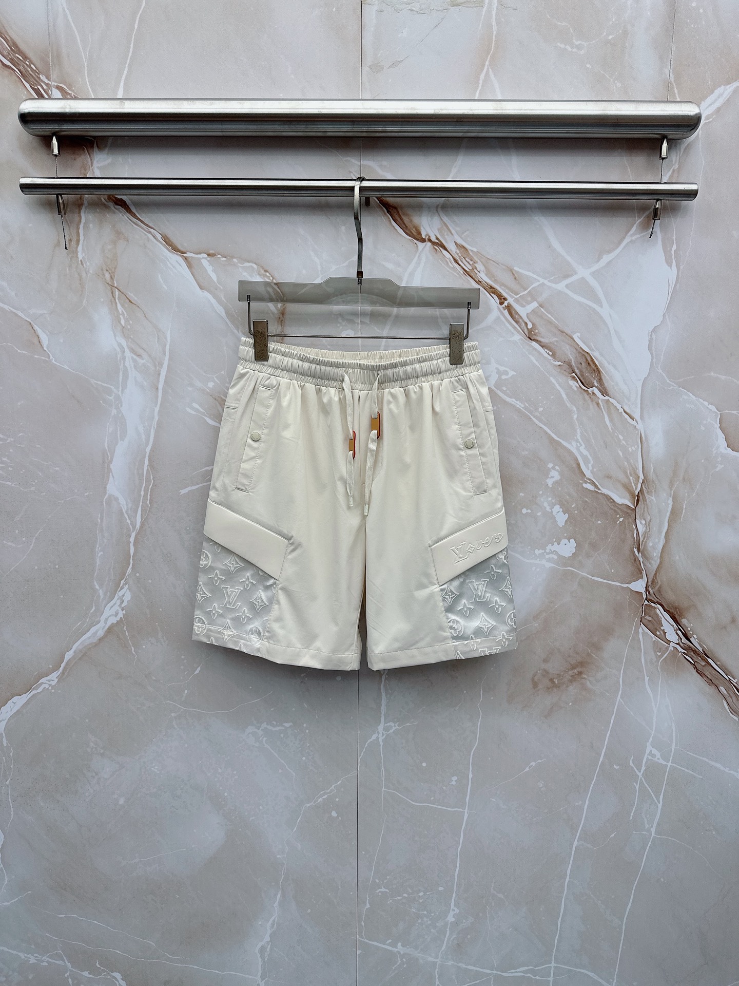 🔥🔥🔥2026夏季上新 Lv 26年夏季新款短裤定制进口速干面料舒适柔软透气性好！裤腿拼接透气孔设计，集