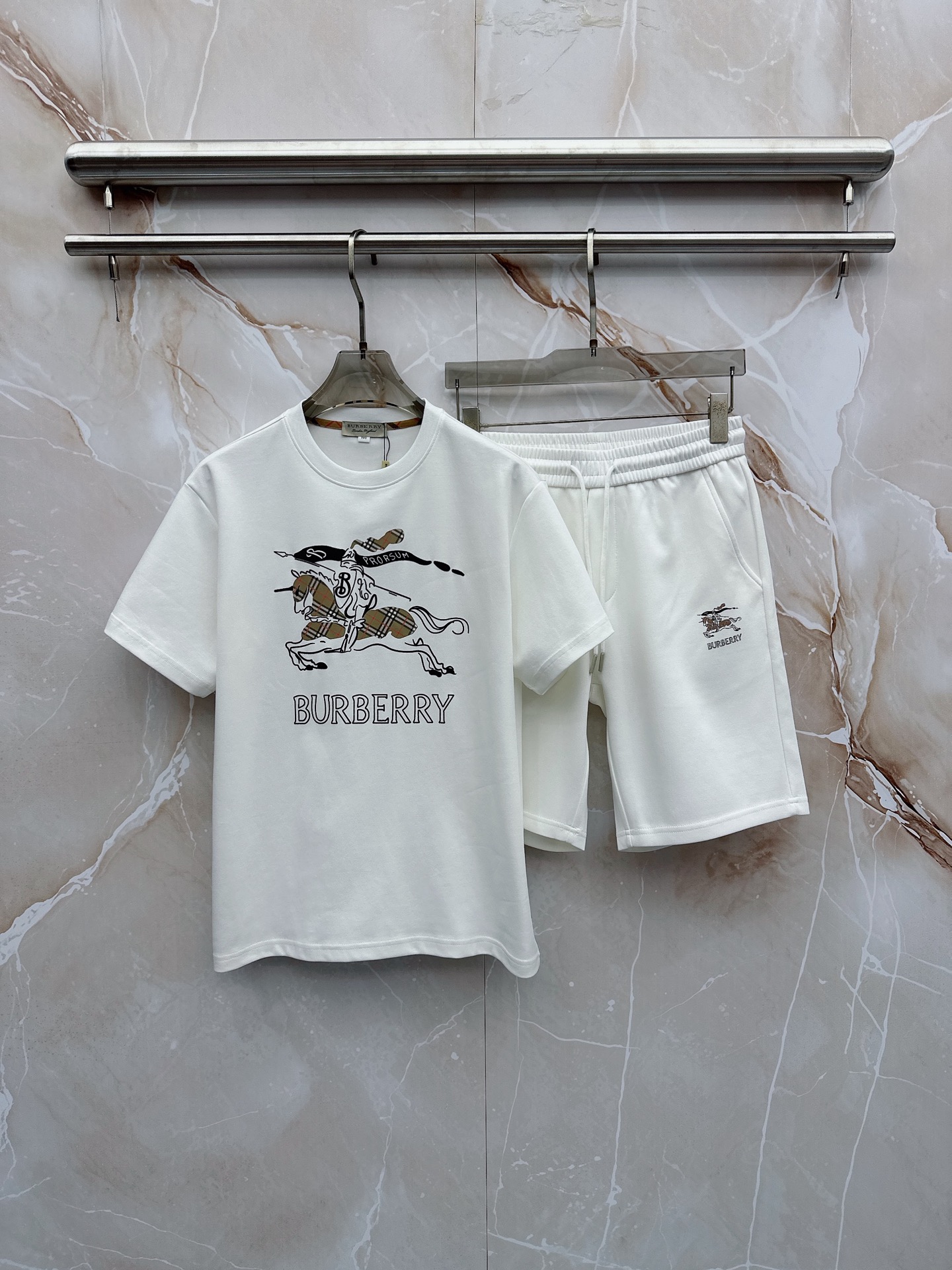 巴宝莉 2026春夏最新款，男女同款，经典设计短袖T恤短裤套装，微扩版型，定制丝光棉面料，手感柔软，穿着