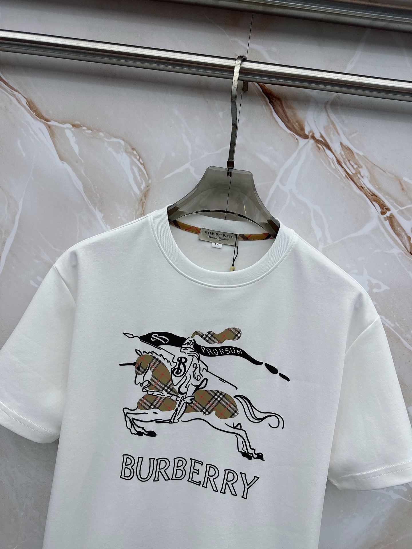 巴宝莉 2026春夏最新款，男女同款，经典设计短袖T恤短裤套装，微扩版型，定制丝光棉面料，手感柔软，穿着