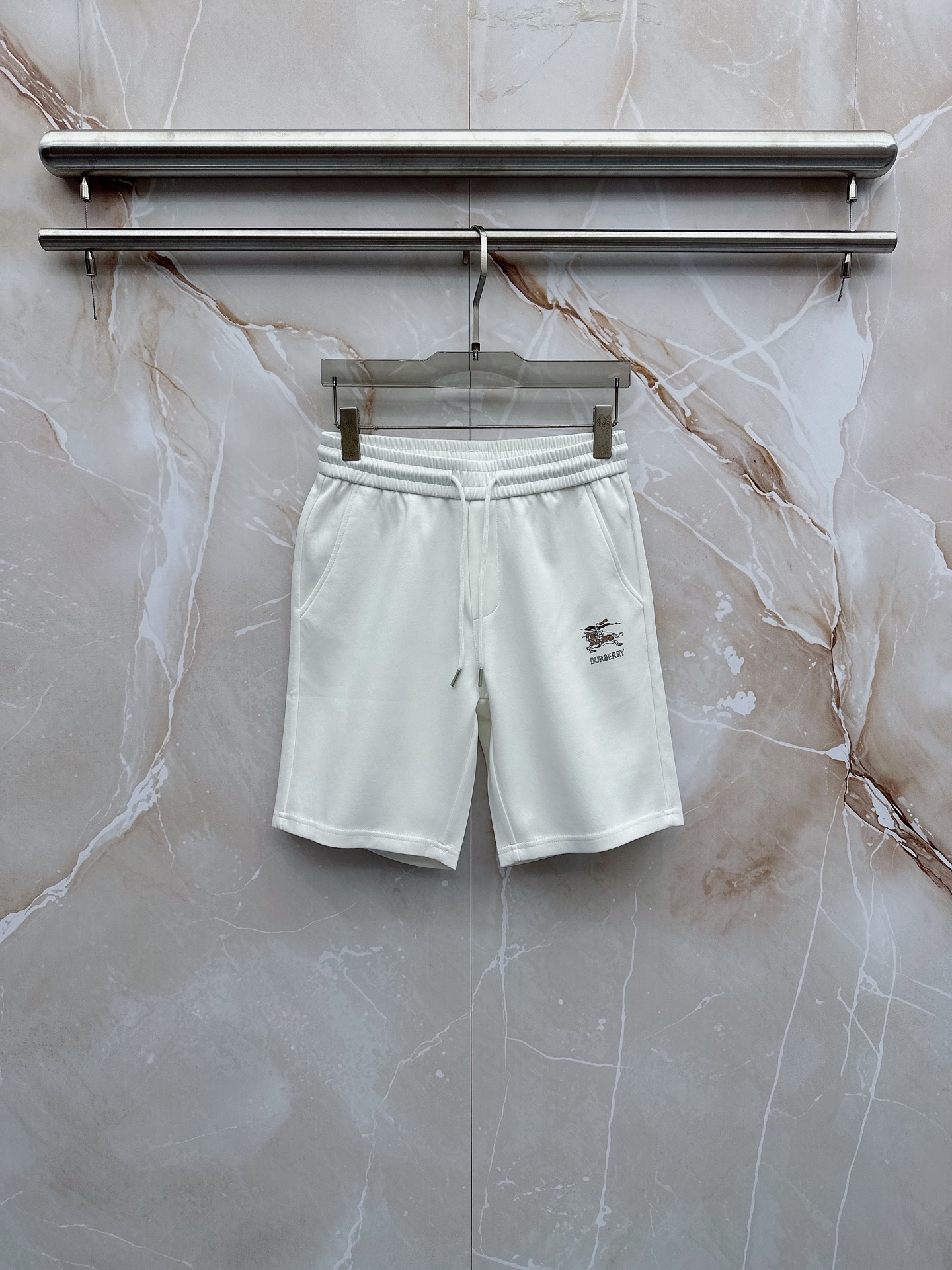 巴宝莉 2026春夏最新款，男女同款，经典设计短袖T恤短裤套装，微扩版型，定制丝光棉面料，手感柔软，穿着