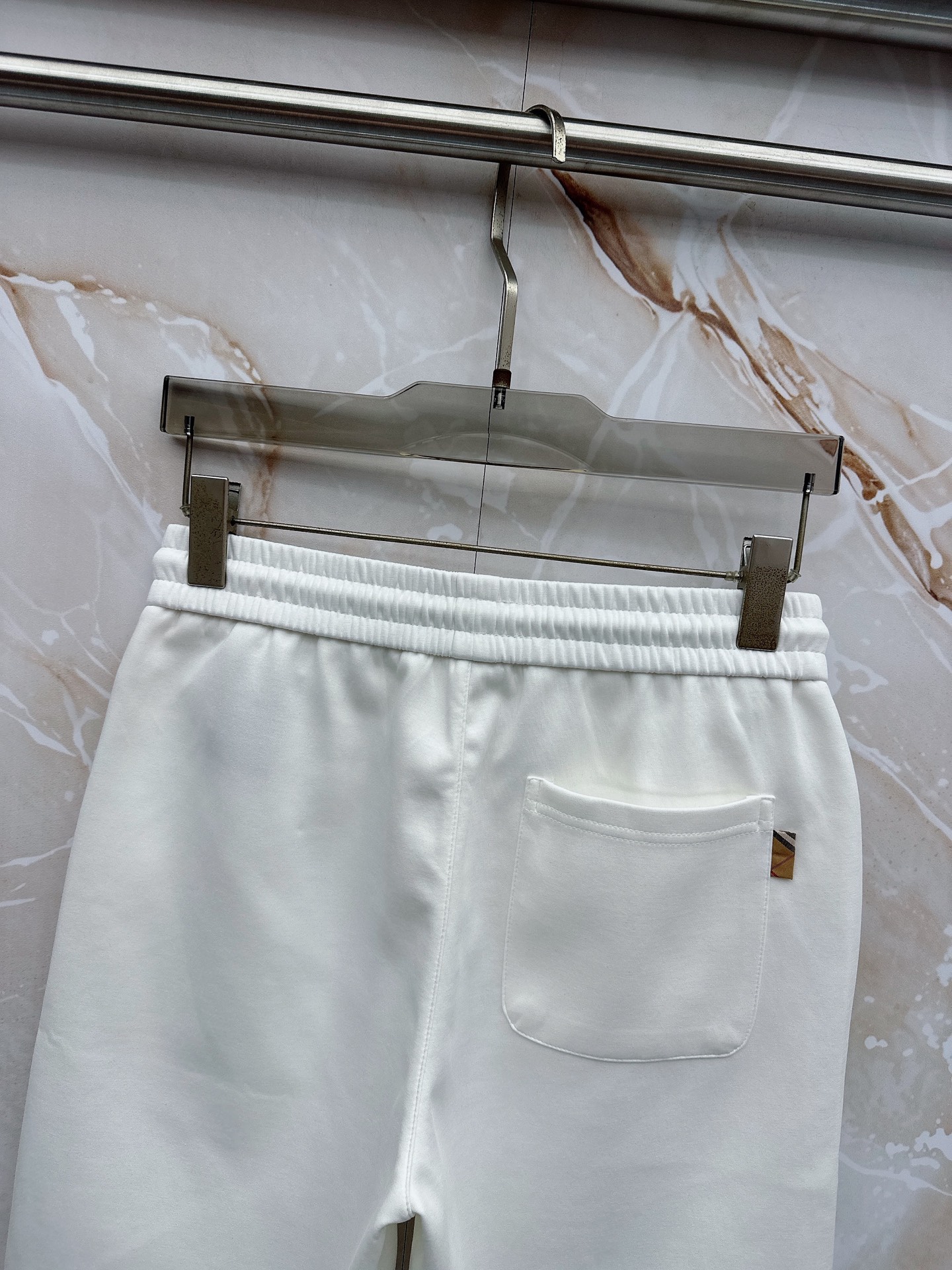 巴宝莉 2026春夏最新款，男女同款，经典设计短袖T恤短裤套装，微扩版型，定制丝光棉面料，手感柔软，穿着