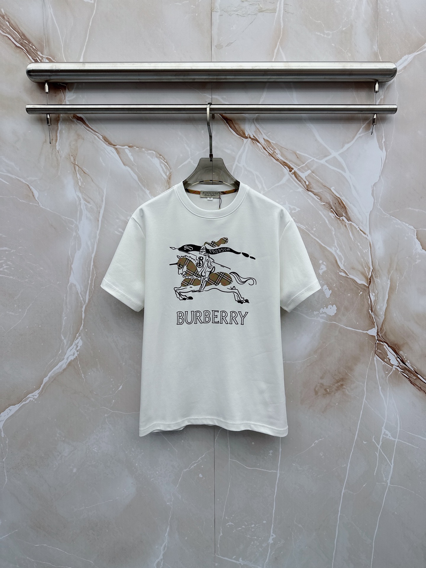 巴宝莉 2026春夏最新款，男女同款，经典设计短袖T恤短裤套装，微扩版型，定制丝光棉面料，手感柔软，穿着