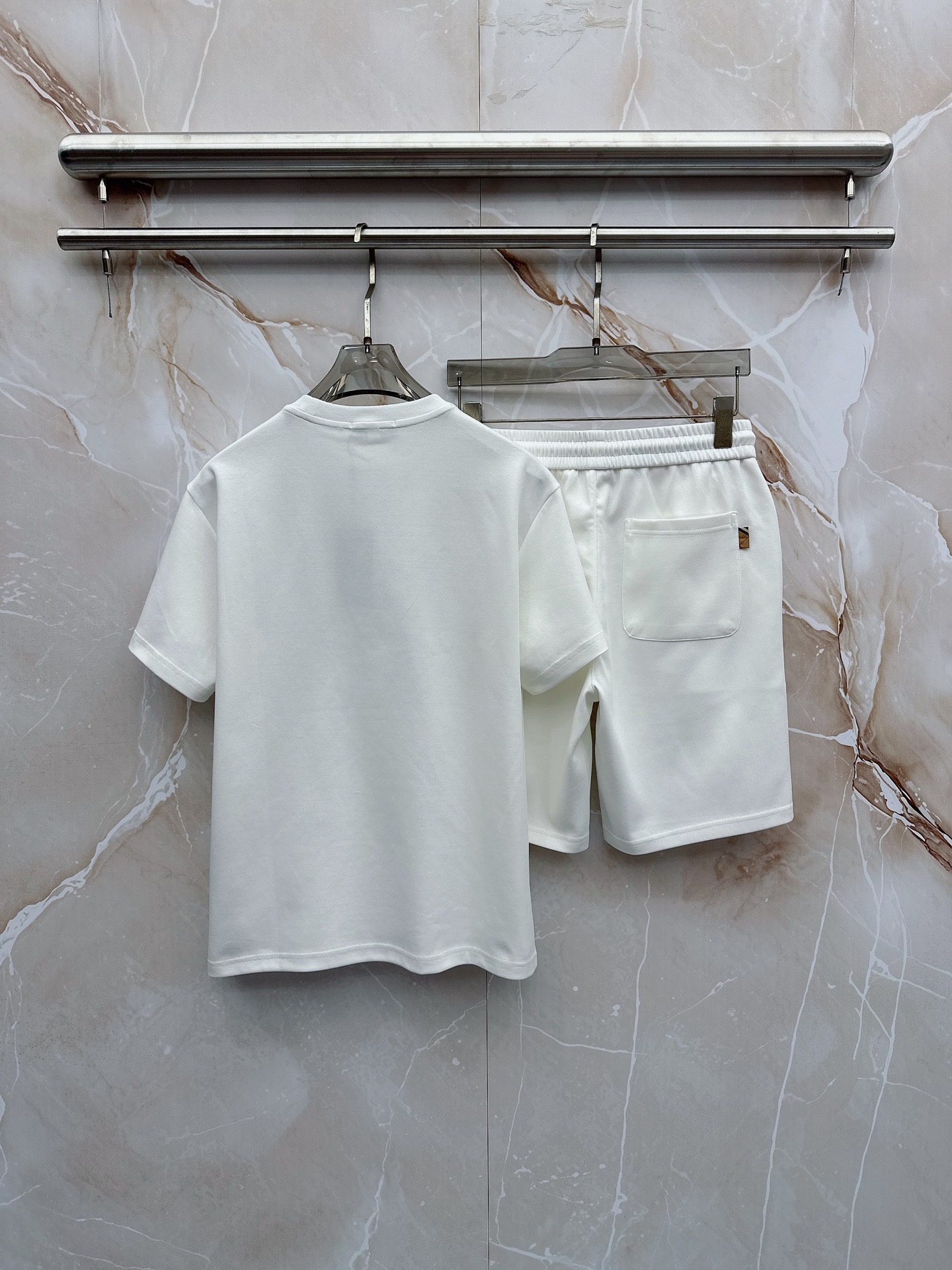 巴宝莉 2026春夏最新款，男女同款，经典设计短袖T恤短裤套装，微扩版型，定制丝光棉面料，手感柔软，穿着