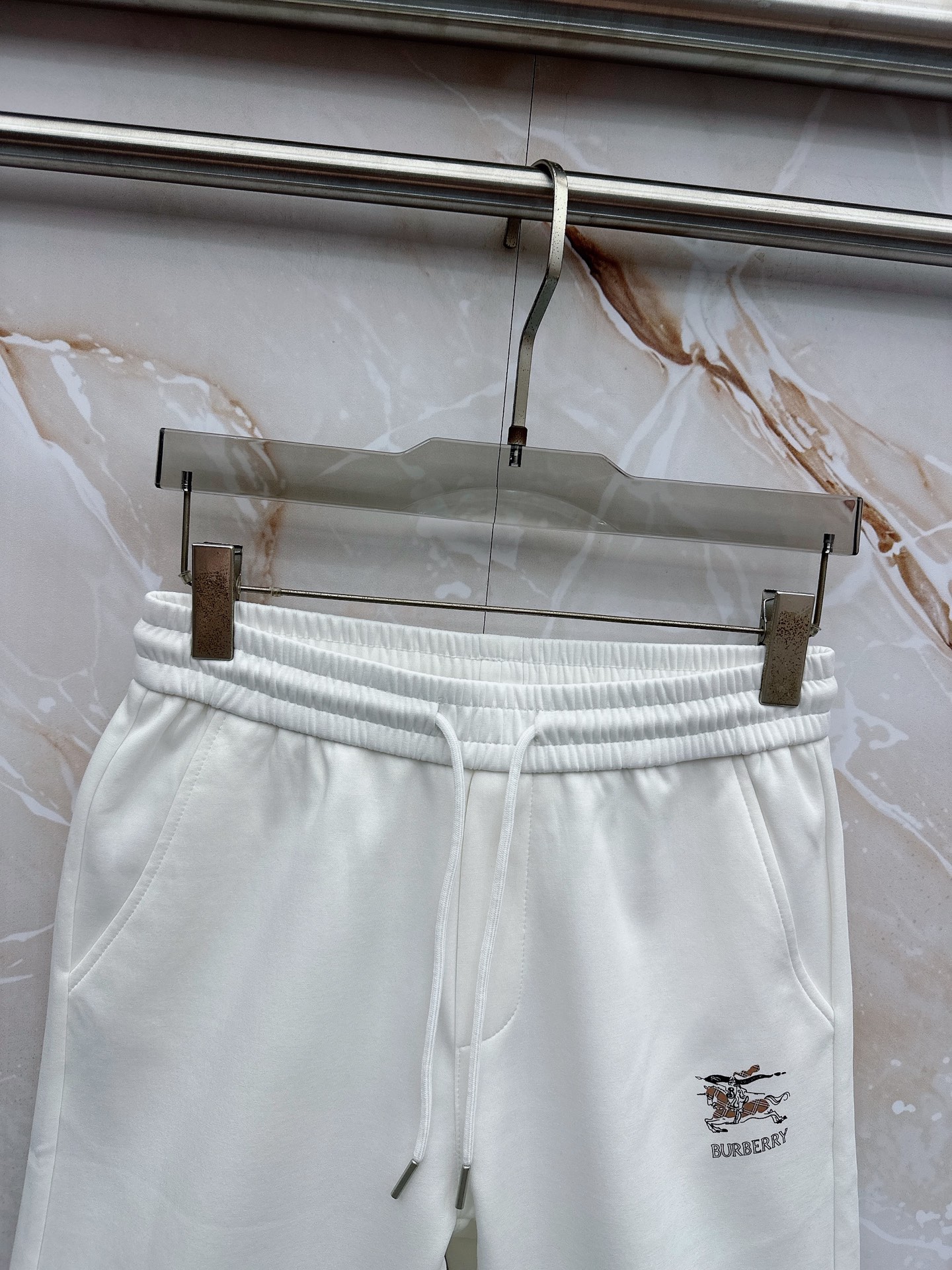 巴宝莉 2026春夏最新款，男女同款，经典设计短袖T恤短裤套装，微扩版型，定制丝光棉面料，手感柔软，穿着