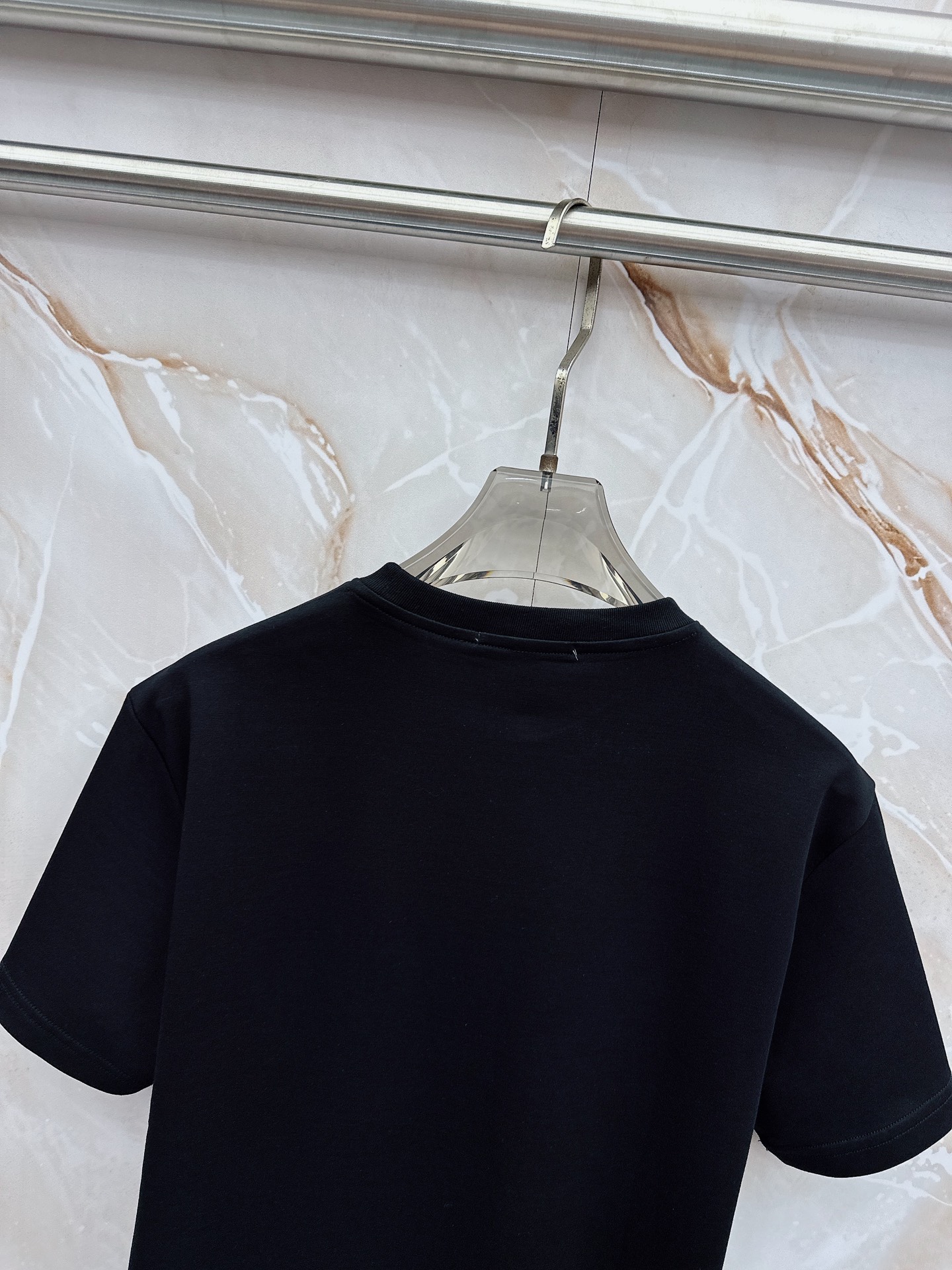 巴宝莉 2026春夏最新款，男女同款，经典设计短袖T恤短裤套装，微扩版型，定制丝光棉面料，手感柔软，穿着