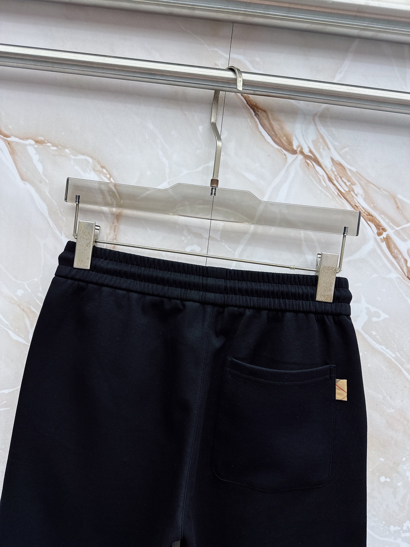 巴宝莉 2026春夏最新款，男女同款，经典设计短袖T恤短裤套装，微扩版型，定制丝光棉面料，手感柔软，穿着