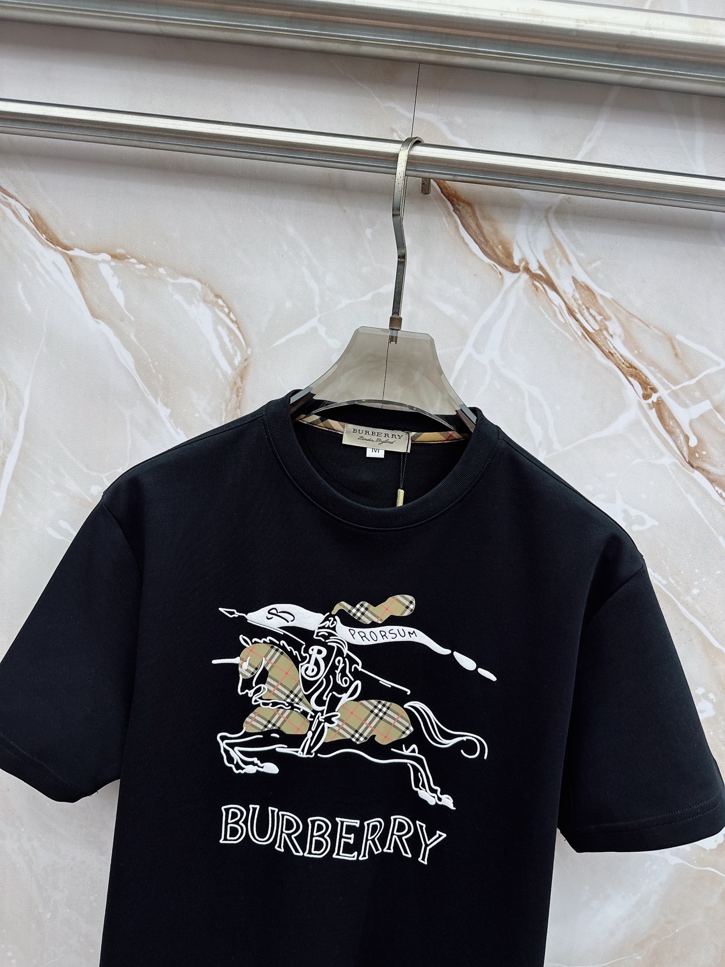 巴宝莉 2026春夏最新款，男女同款，经典设计短袖T恤短裤套装，微扩版型，定制丝光棉面料，手感柔软，穿着