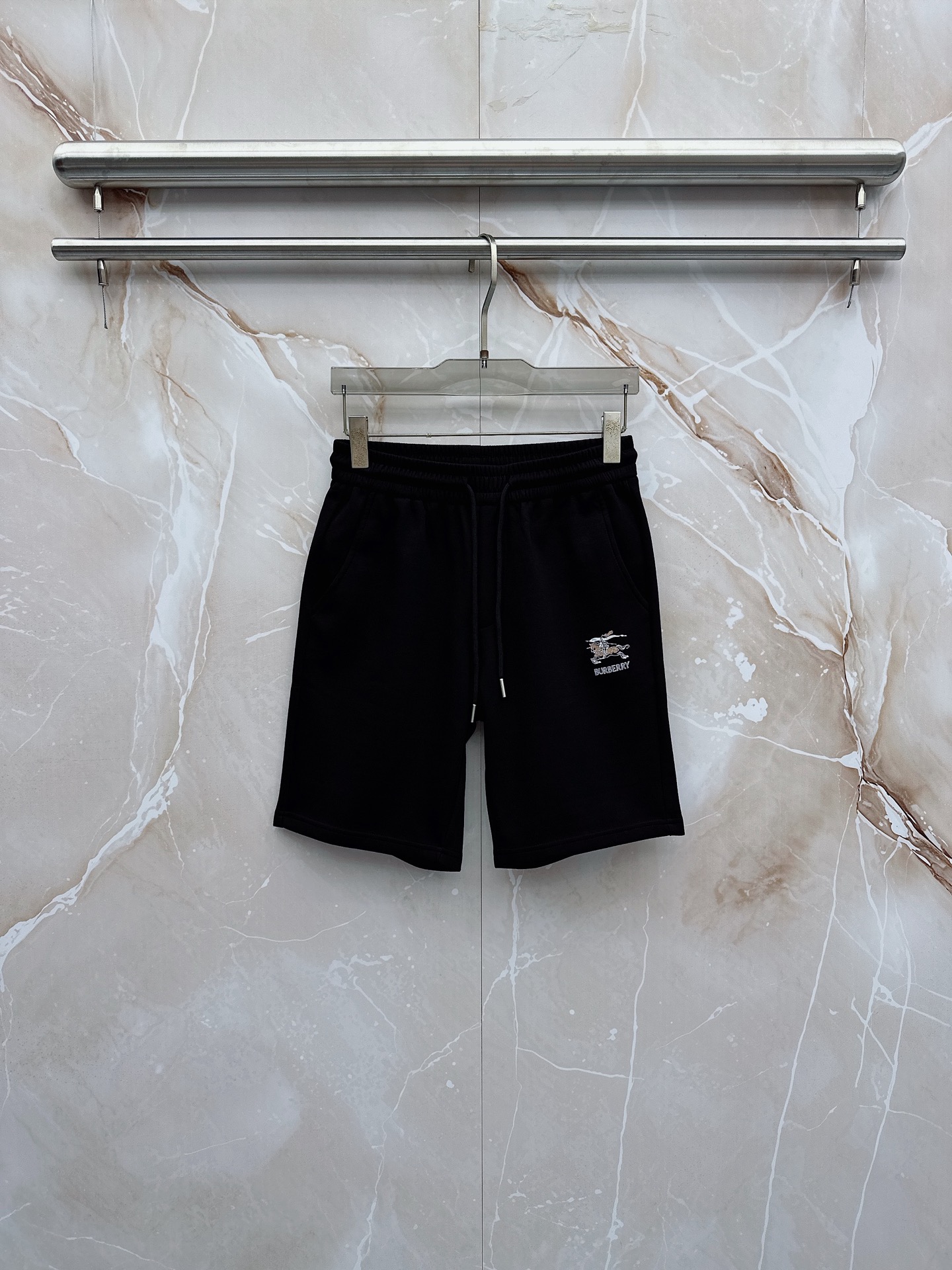 巴宝莉 2026春夏最新款，男女同款，经典设计短袖T恤短裤套装，微扩版型，定制丝光棉面料，手感柔软，穿着