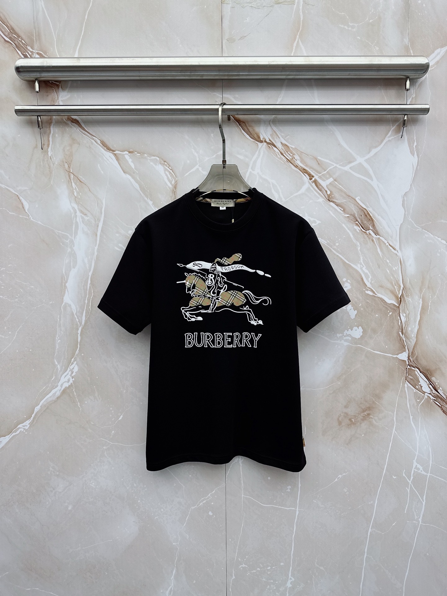 巴宝莉 2026春夏最新款，男女同款，经典设计短袖T恤短裤套装，微扩版型，定制丝光棉面料，手感柔软，穿着