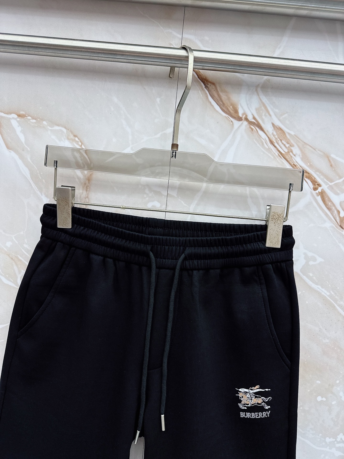 巴宝莉 2026春夏最新款，男女同款，经典设计短袖T恤短裤套装，微扩版型，定制丝光棉面料，手感柔软，穿着