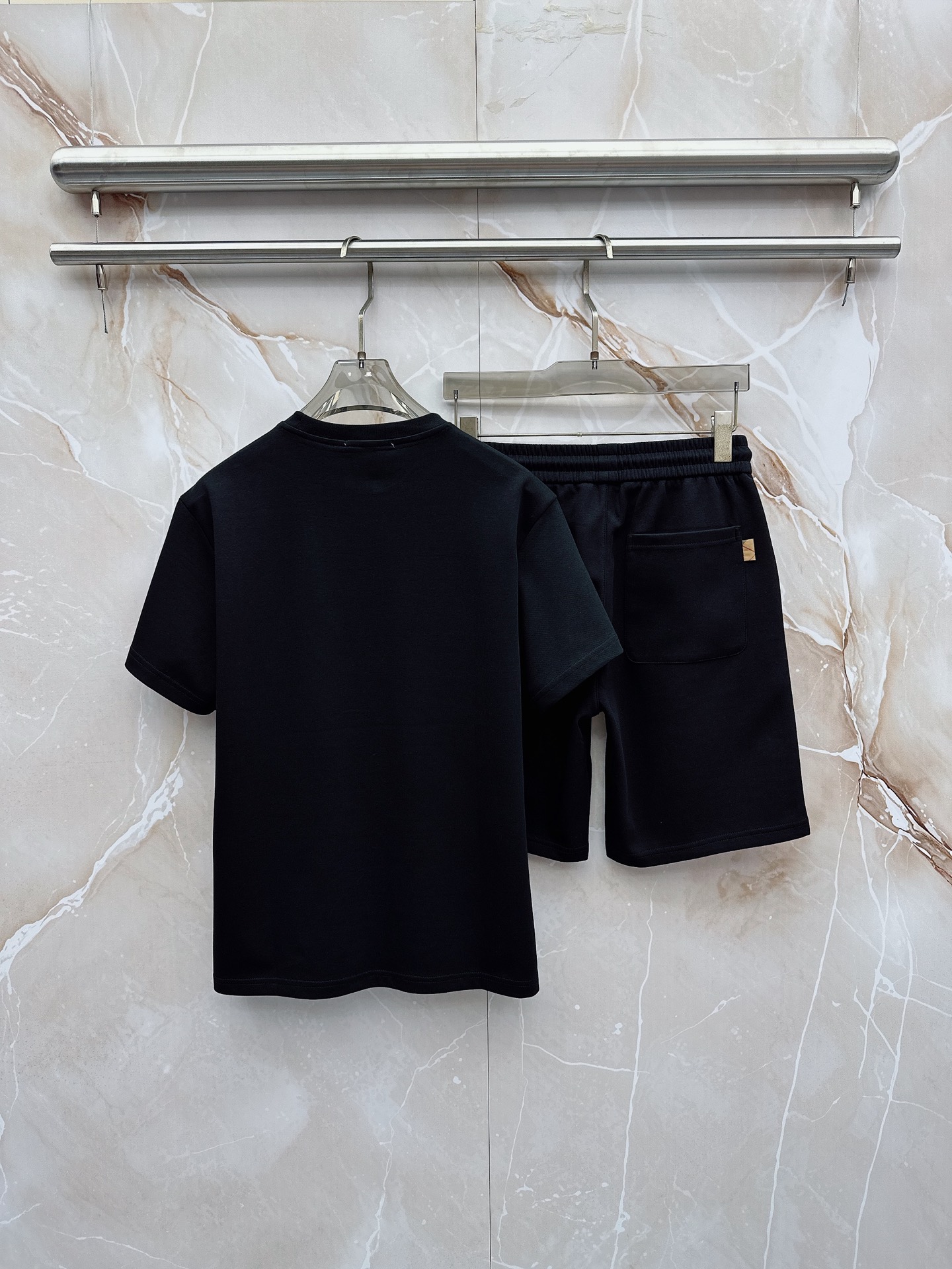 巴宝莉 2026春夏最新款，男女同款，经典设计短袖T恤短裤套装，微扩版型，定制丝光棉面料，手感柔软，穿着