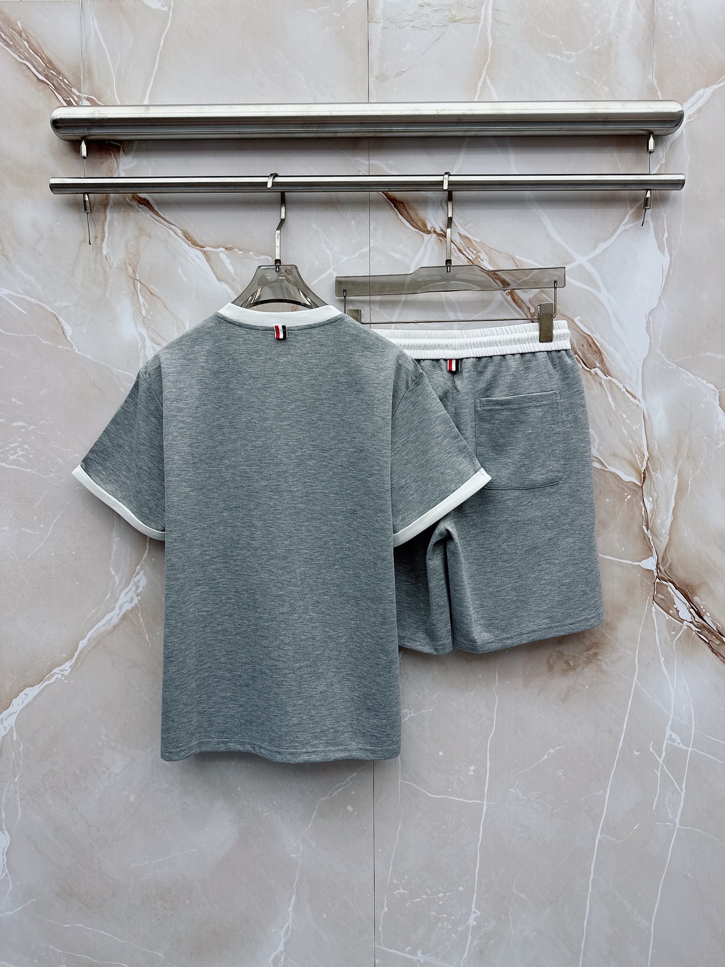 TB 2026春夏最新款，男女同款，经典设计短袖T恤短裤套装，微扩版型，定制丝光棉面料，手感柔软，穿着舒