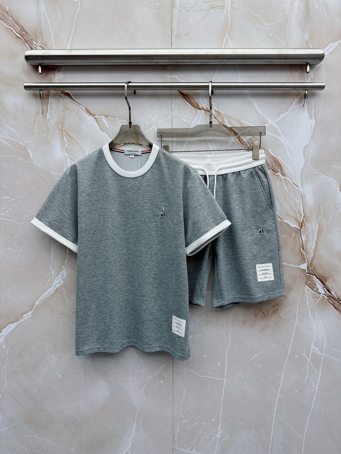 TB 2026春夏最新款，男女同款，经典设计短袖T恤短裤套装，微扩版型，定制丝光棉面料，手感柔软，穿着舒