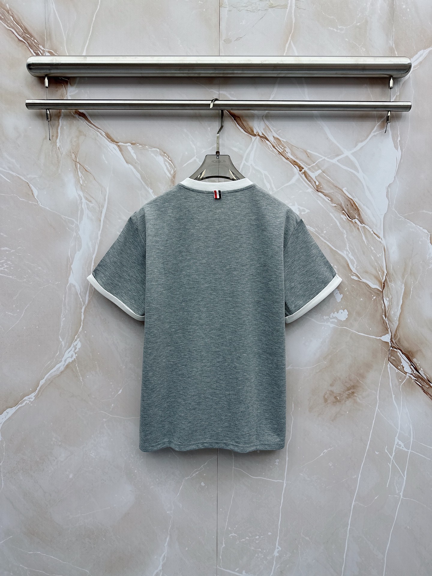 TB 2026春夏最新款，男女同款，经典设计短袖T恤短裤套装，微扩版型，定制丝光棉面料，手感柔软，穿着舒