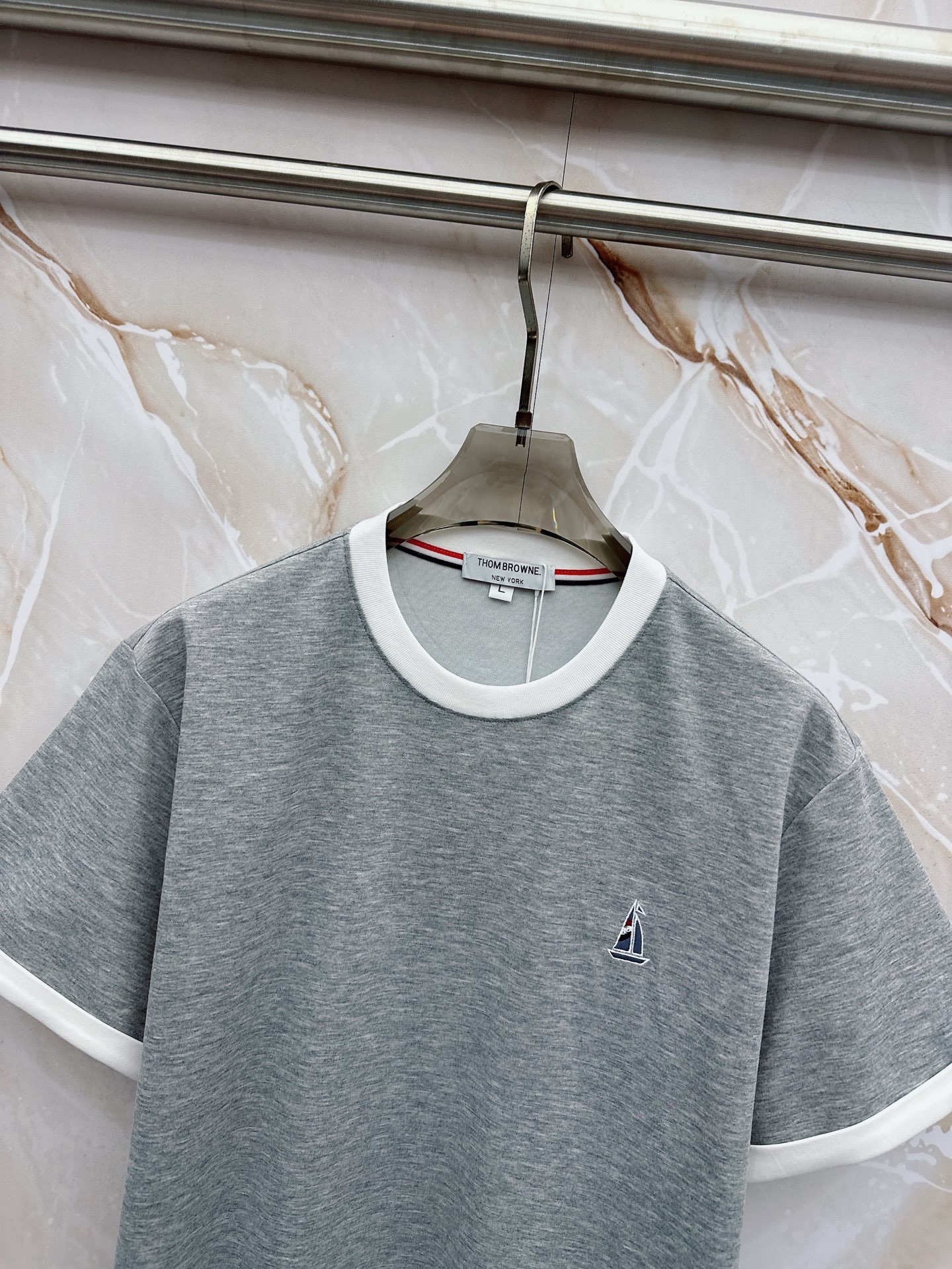 TB 2026春夏最新款，男女同款，经典设计短袖T恤短裤套装，微扩版型，定制丝光棉面料，手感柔软，穿着舒