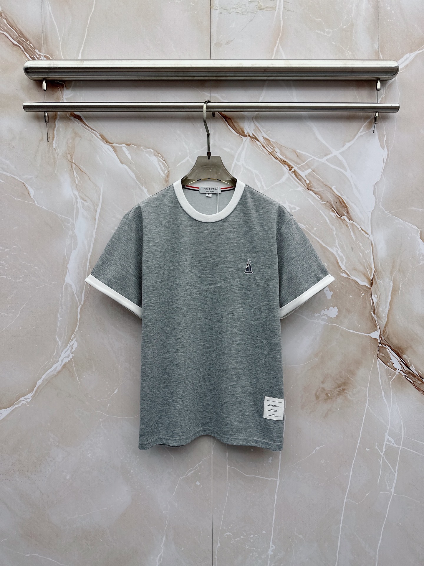 TB 2026春夏最新款，男女同款，经典设计短袖T恤短裤套装，微扩版型，定制丝光棉面料，手感柔软，穿着舒