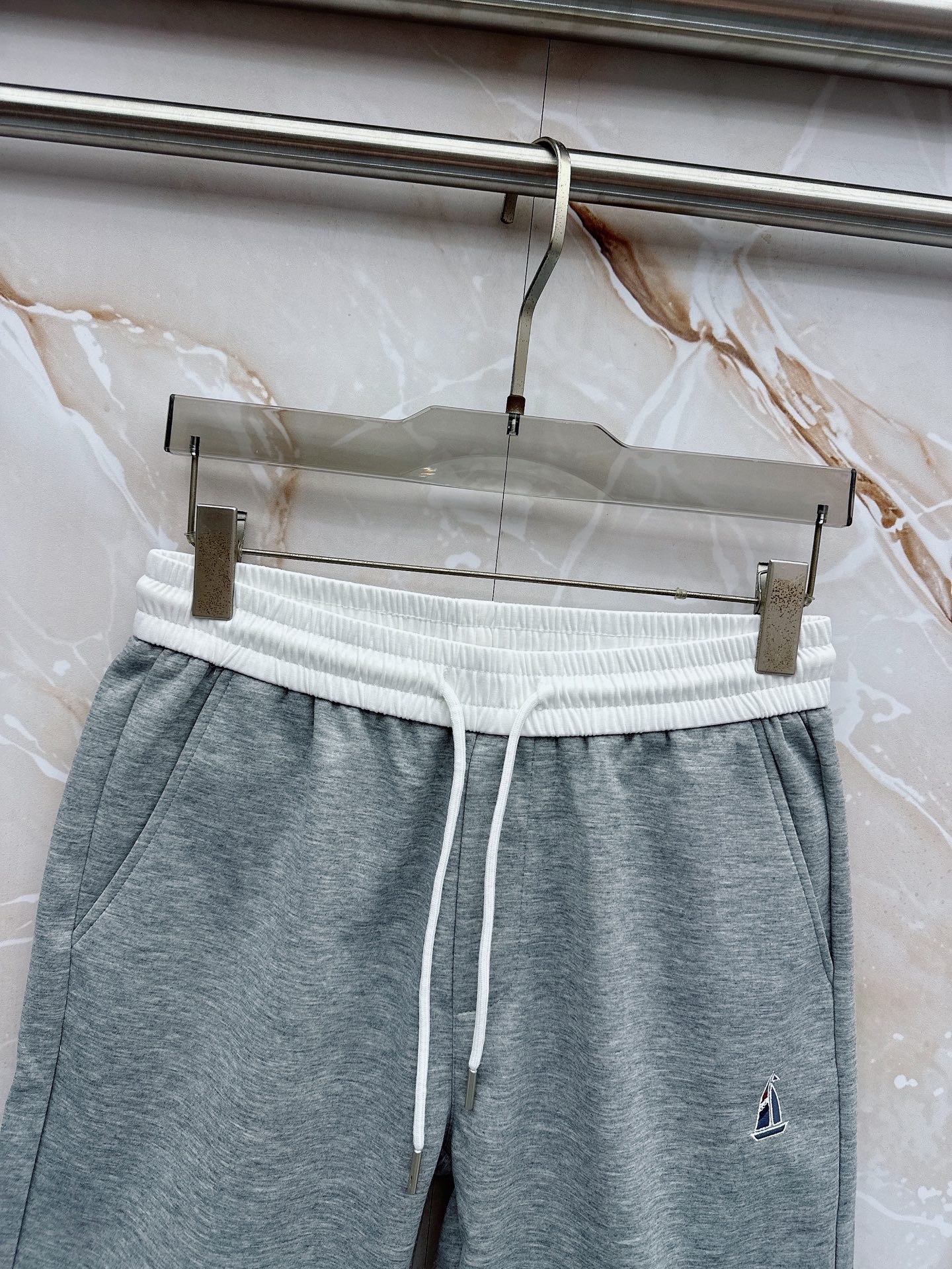 TB 2026春夏最新款，男女同款，经典设计短袖T恤短裤套装，微扩版型，定制丝光棉面料，手感柔软，穿着舒