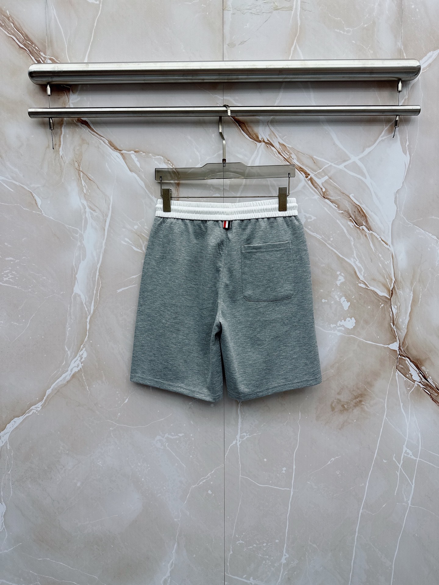 TB 2026春夏最新款，男女同款，经典设计短袖T恤短裤套装，微扩版型，定制丝光棉面料，手感柔软，穿着舒