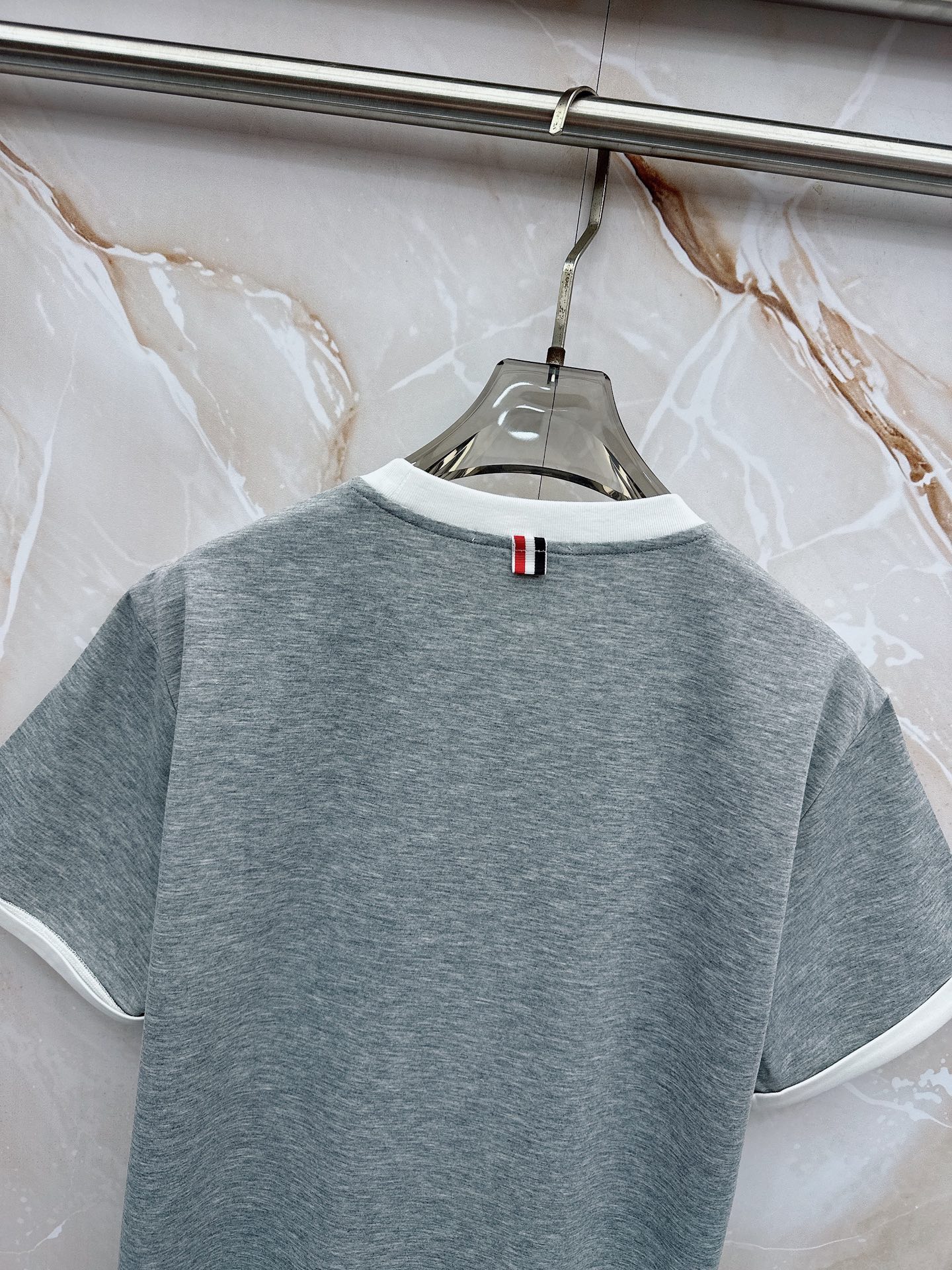 TB 2026春夏最新款，男女同款，经典设计短袖T恤短裤套装，微扩版型，定制丝光棉面料，手感柔软，穿着舒