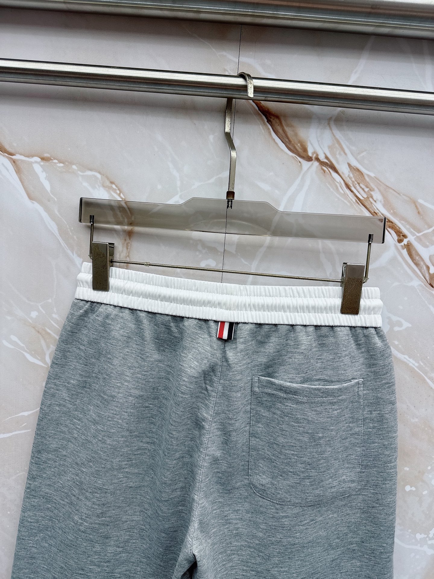 TB 2026春夏最新款，男女同款，经典设计短袖T恤短裤套装，微扩版型，定制丝光棉面料，手感柔软，穿着舒