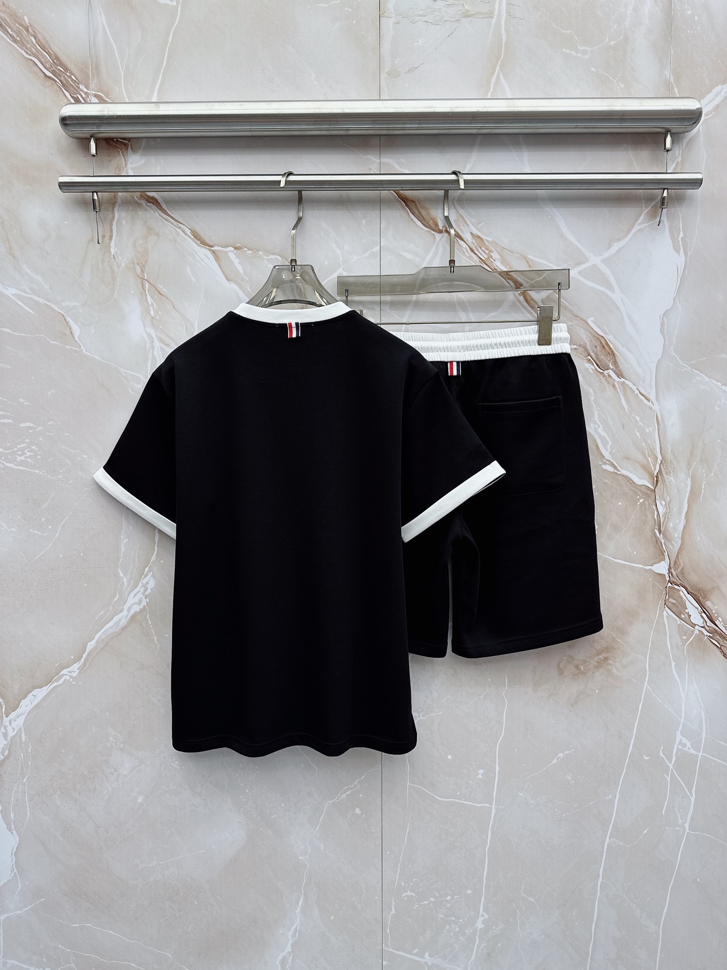 TB 2026春夏最新款，男女同款，经典设计短袖T恤短裤套装，微扩版型，定制丝光棉面料，手感柔软，穿着舒