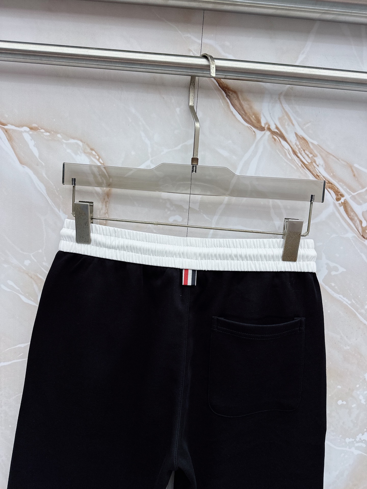 TB 2026春夏最新款，男女同款，经典设计短袖T恤短裤套装，微扩版型，定制丝光棉面料，手感柔软，穿着舒