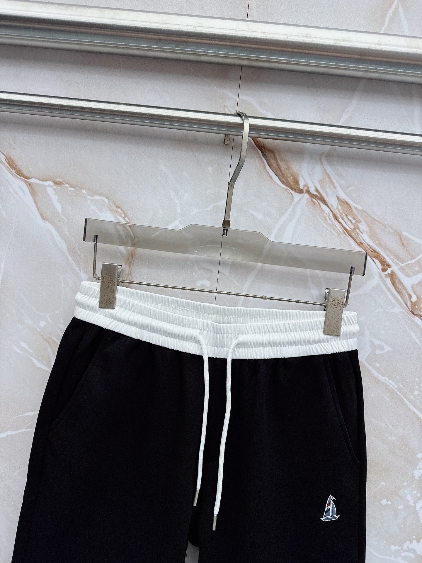 TB 2026春夏最新款，男女同款，经典设计短袖T恤短裤套装，微扩版型，定制丝光棉面料，手感柔软，穿着舒