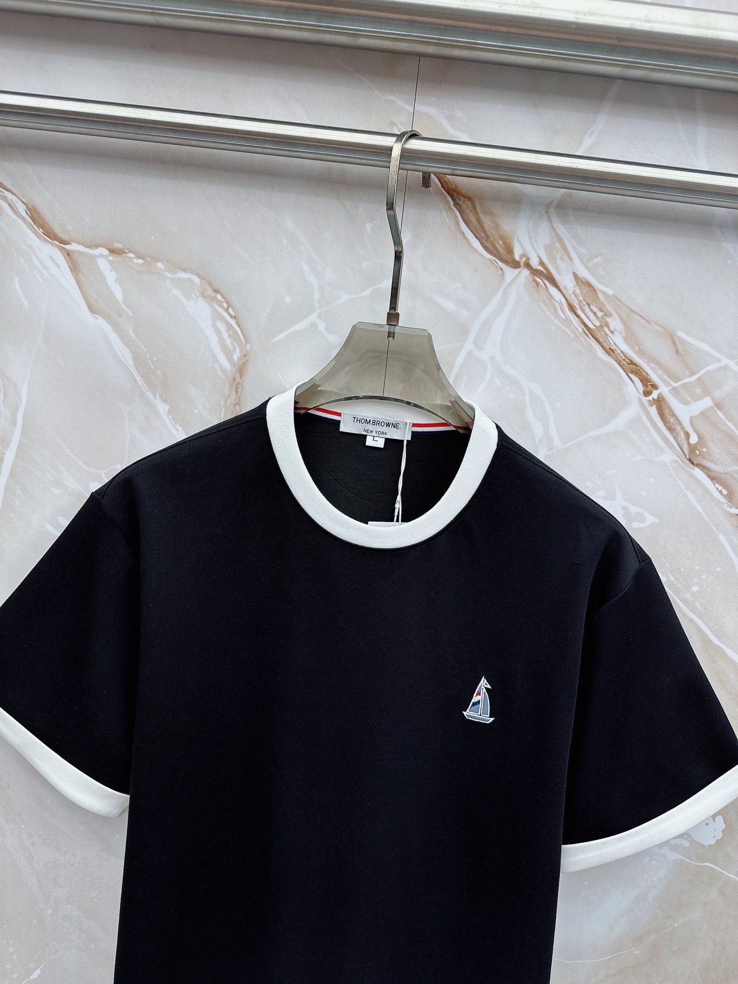 TB 2026春夏最新款，男女同款，经典设计短袖T恤短裤套装，微扩版型，定制丝光棉面料，手感柔软，穿着舒