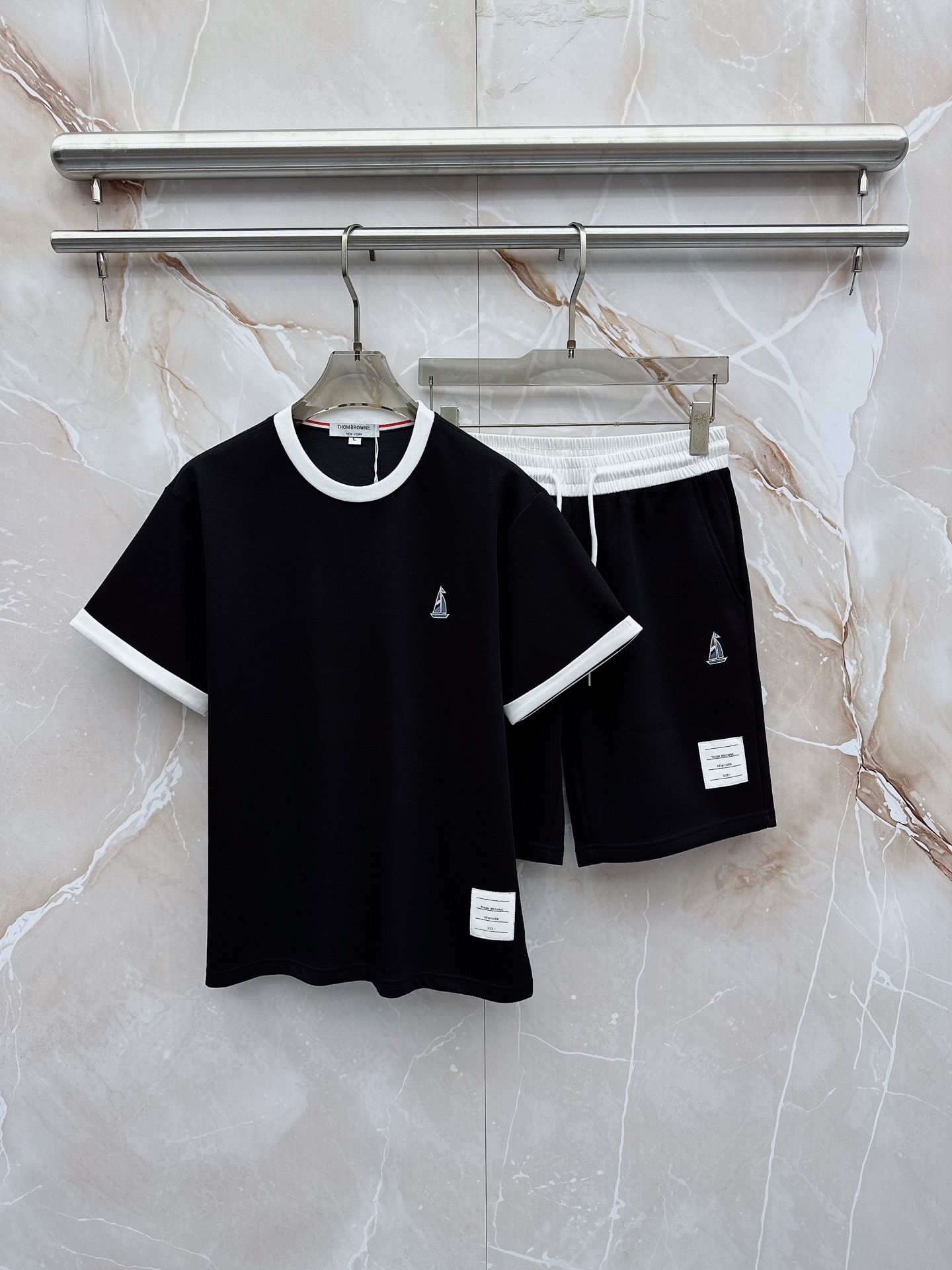 TB 2026春夏最新款，男女同款，经典设计短袖T恤短裤套装，微扩版型，定制丝光棉面料，手感柔软，穿着舒