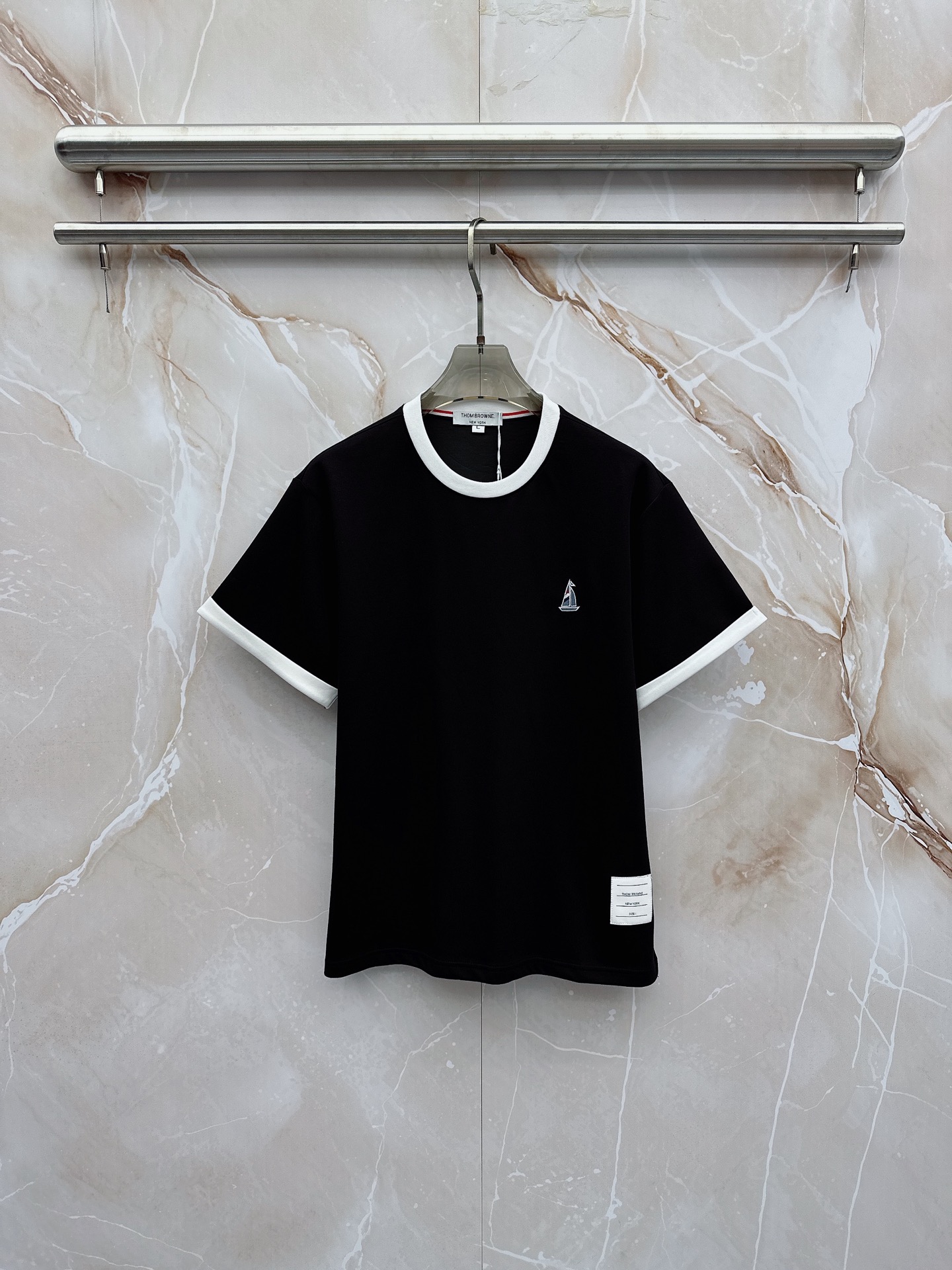 TB 2026春夏最新款，男女同款，经典设计短袖T恤短裤套装，微扩版型，定制丝光棉面料，手感柔软，穿着舒