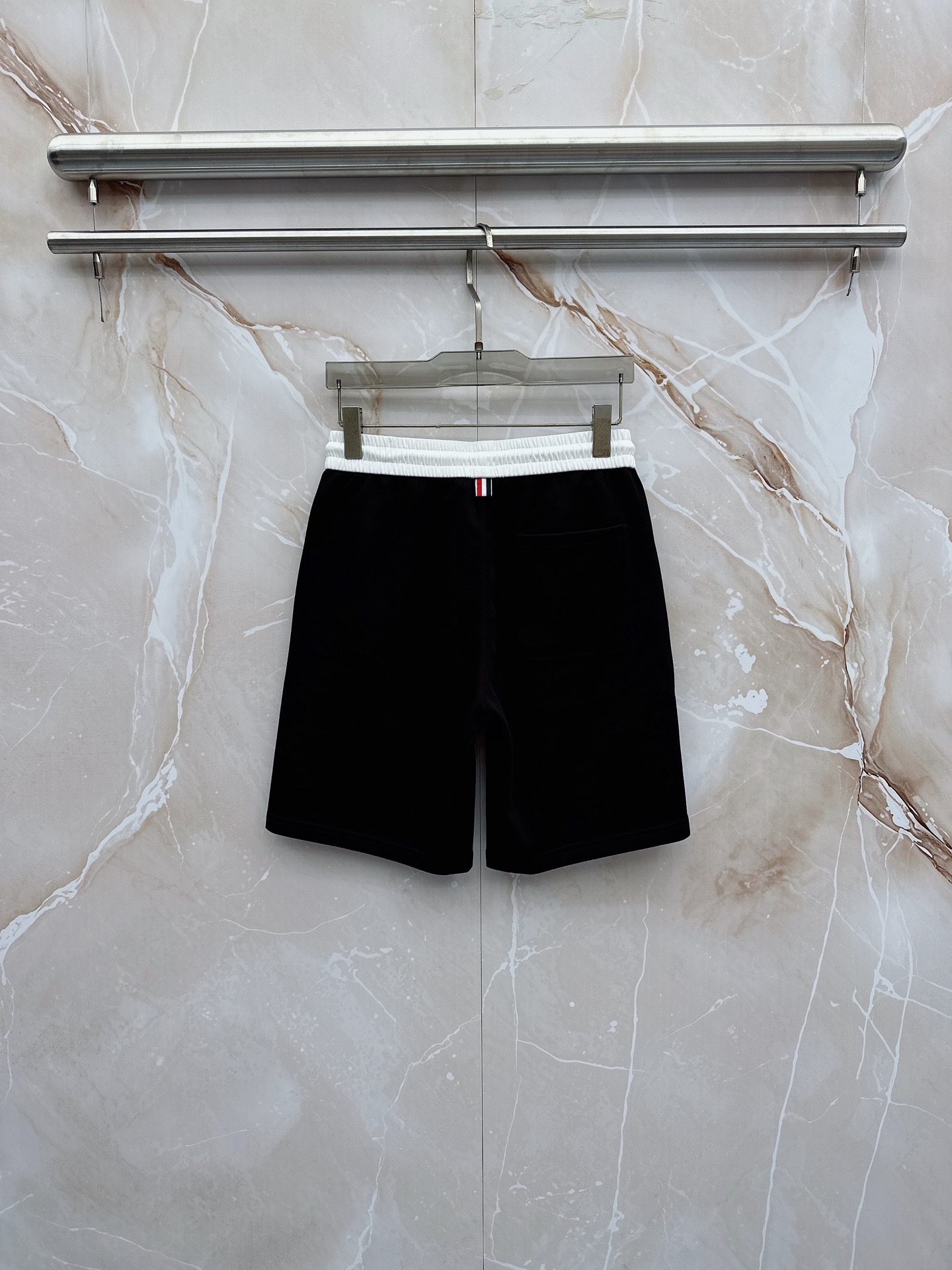 TB 2026春夏最新款，男女同款，经典设计短袖T恤短裤套装，微扩版型，定制丝光棉面料，手感柔软，穿着舒